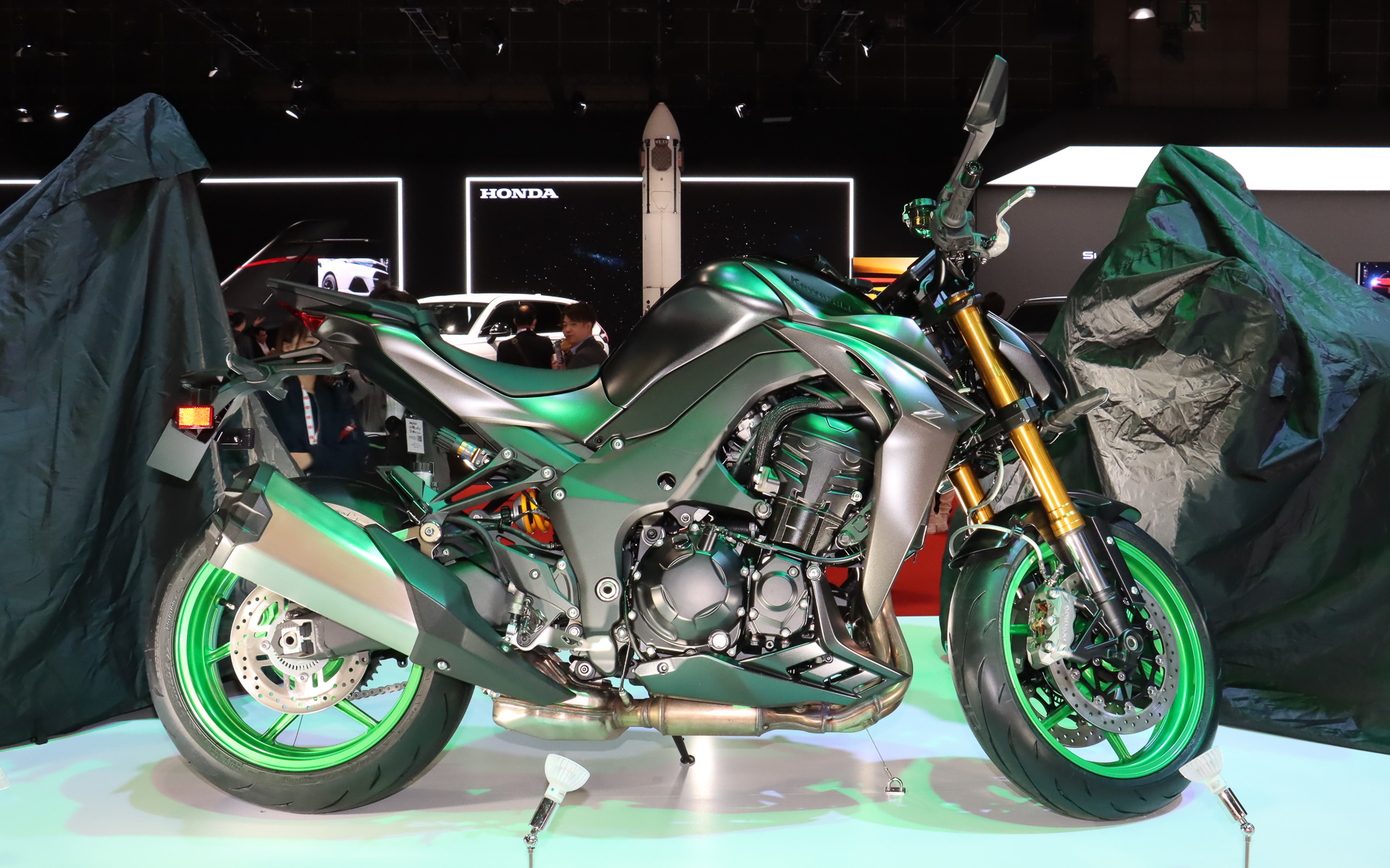 調整機構を備えたオーリンズ製 S46リアショックアブソーバー、ラジアルマウントモノブロックキャリパーを備えるブレンボ製 M4.32フロントブレーキキャリパーを搭載