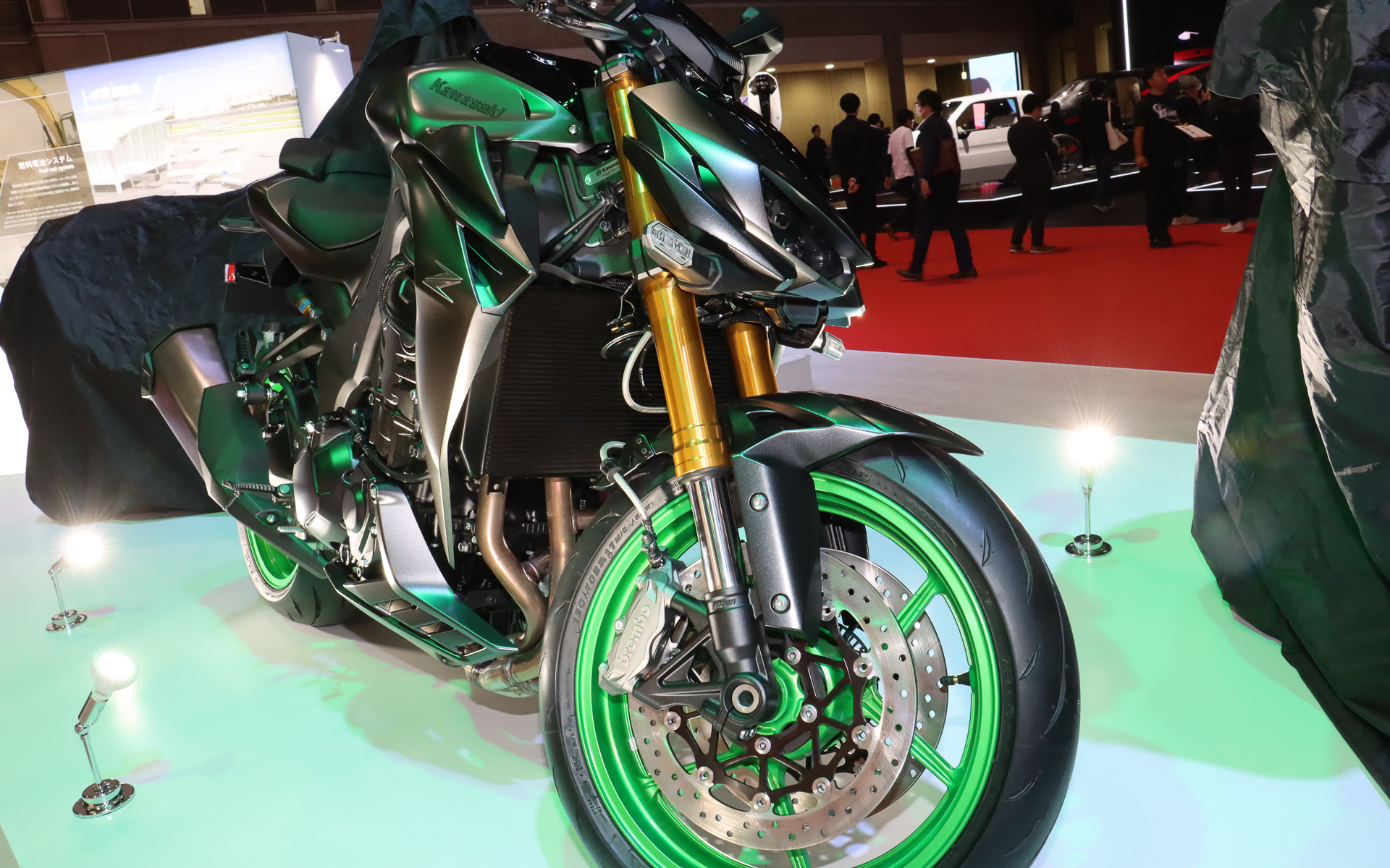 調整機構を備えたオーリンズ製 S46リアショックアブソーバー、ラジアルマウントモノブロックキャリパーを備えるブレンボ製 M4.32フロントブレーキキャリパーを搭載