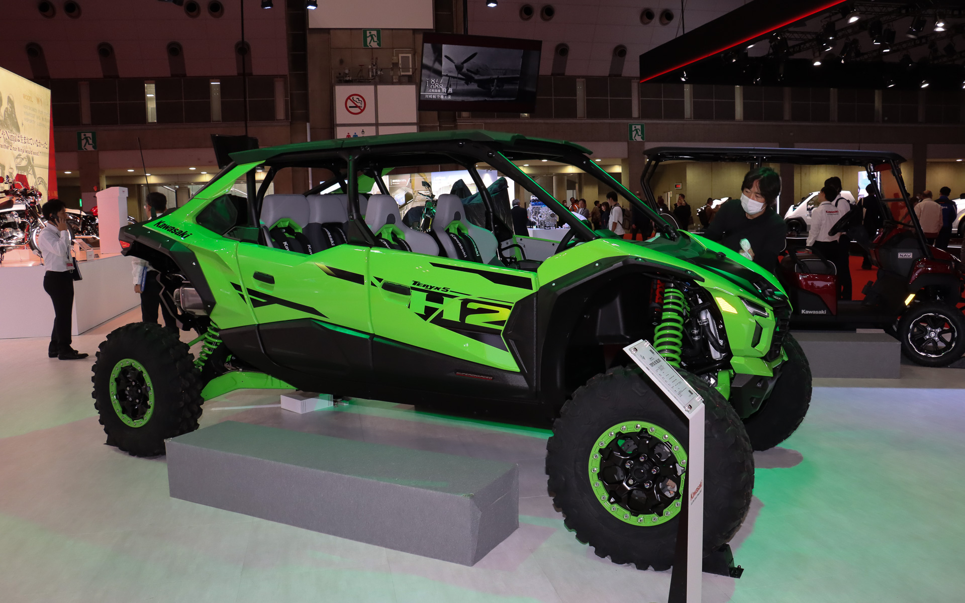 ボディサイズは4050×1880×1875mm（全長×全幅×全高）。車両重量は1137kg