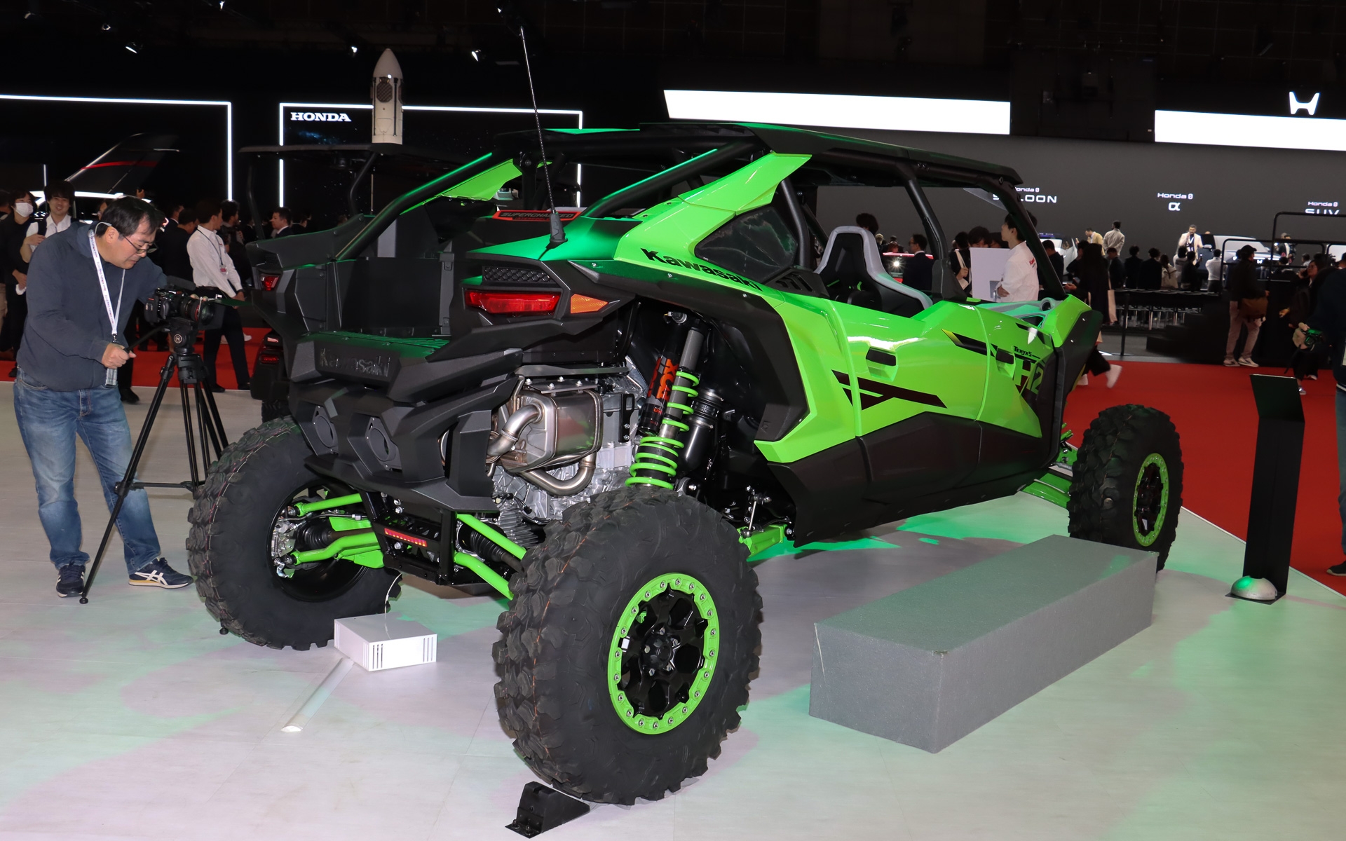 ボディサイズは4050×1880×1875mm（全長×全幅×全高）。車両重量は1137kg