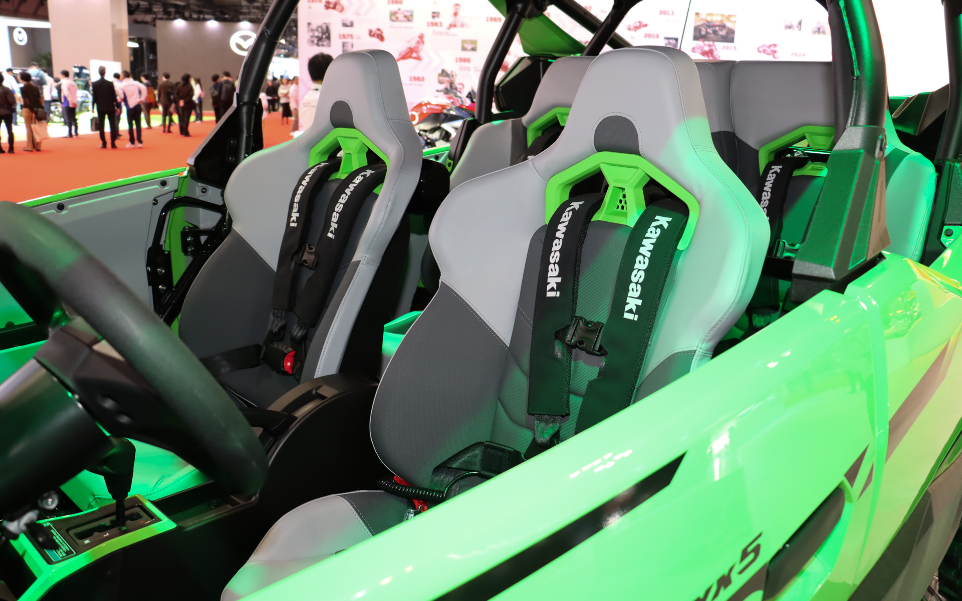 アグレッシブ走行に対応するため、全席で4点式シートベルトを採用する