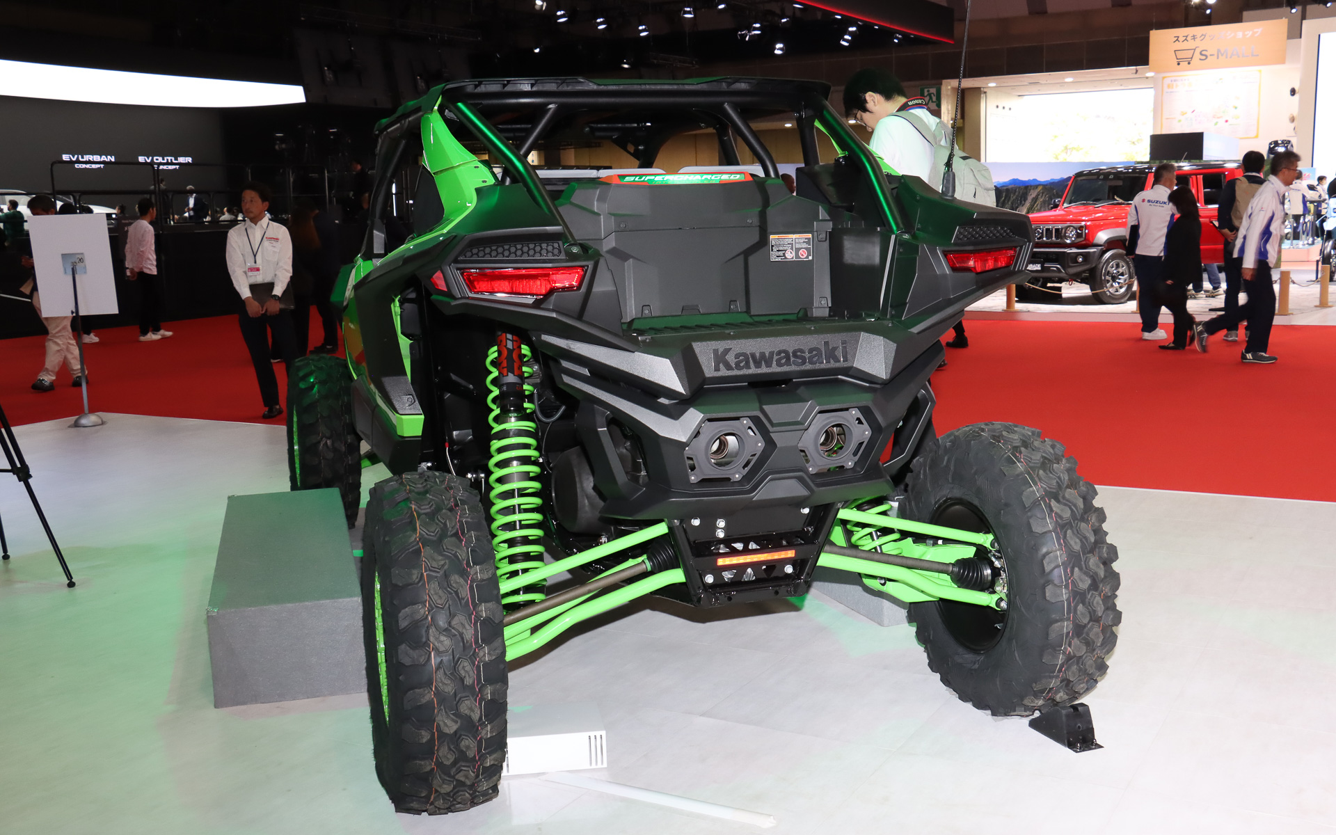 リアシート後方にラゲッジスペースを備える