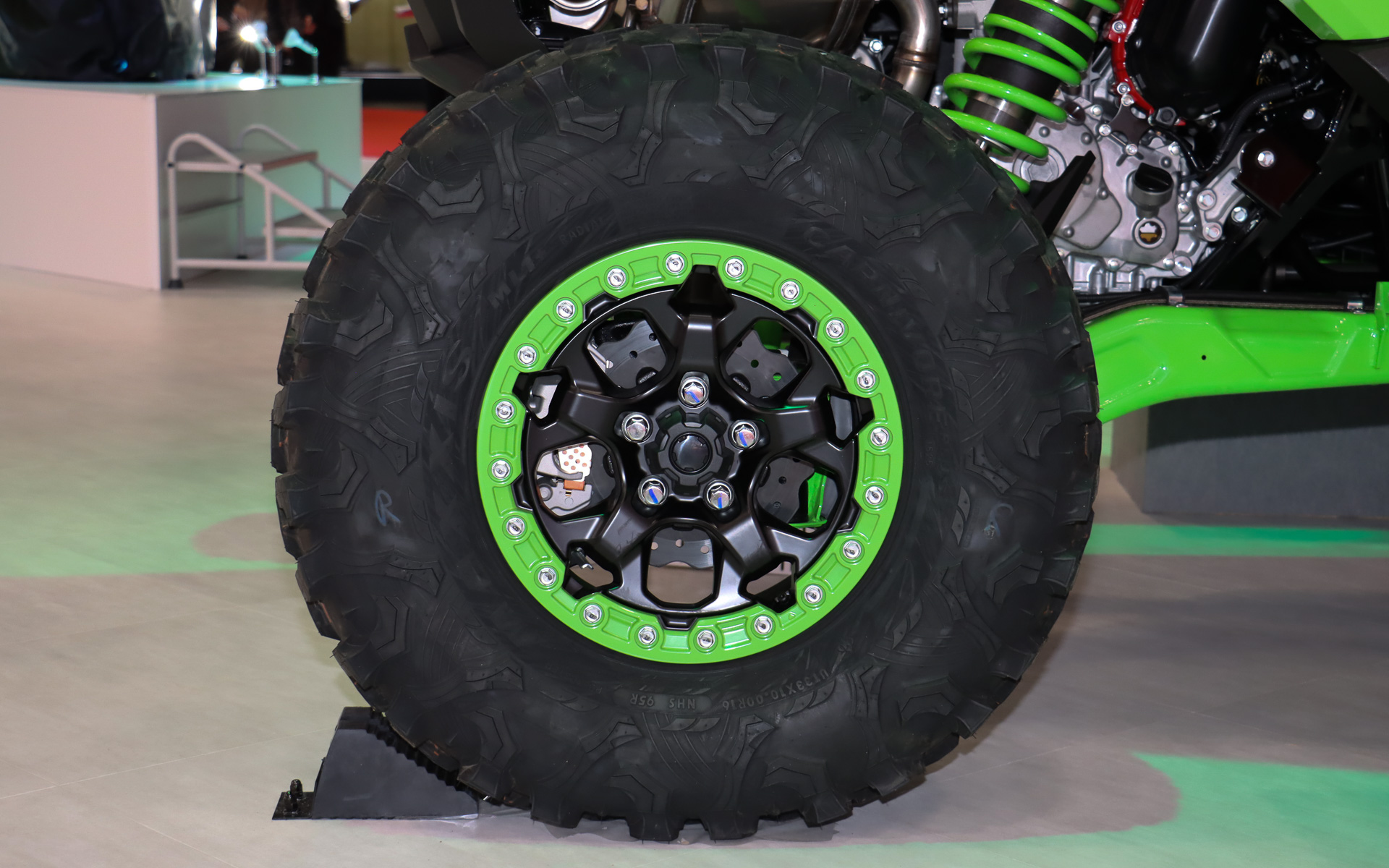 タイヤサイズは前後33×10.00R16。4輪ディスクブレーキを採用