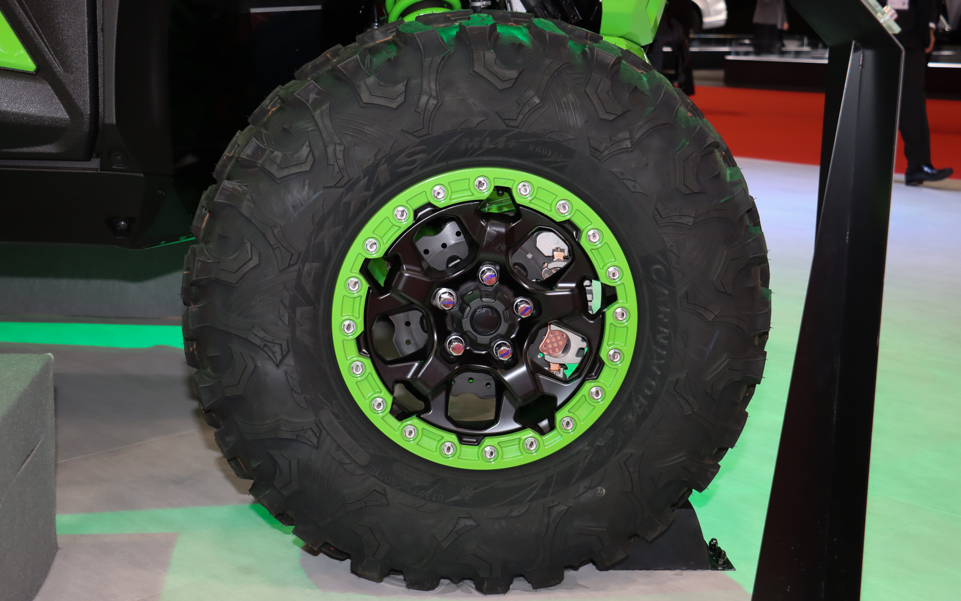 タイヤサイズは前後33×10.00R16。4輪ディスクブレーキを採用