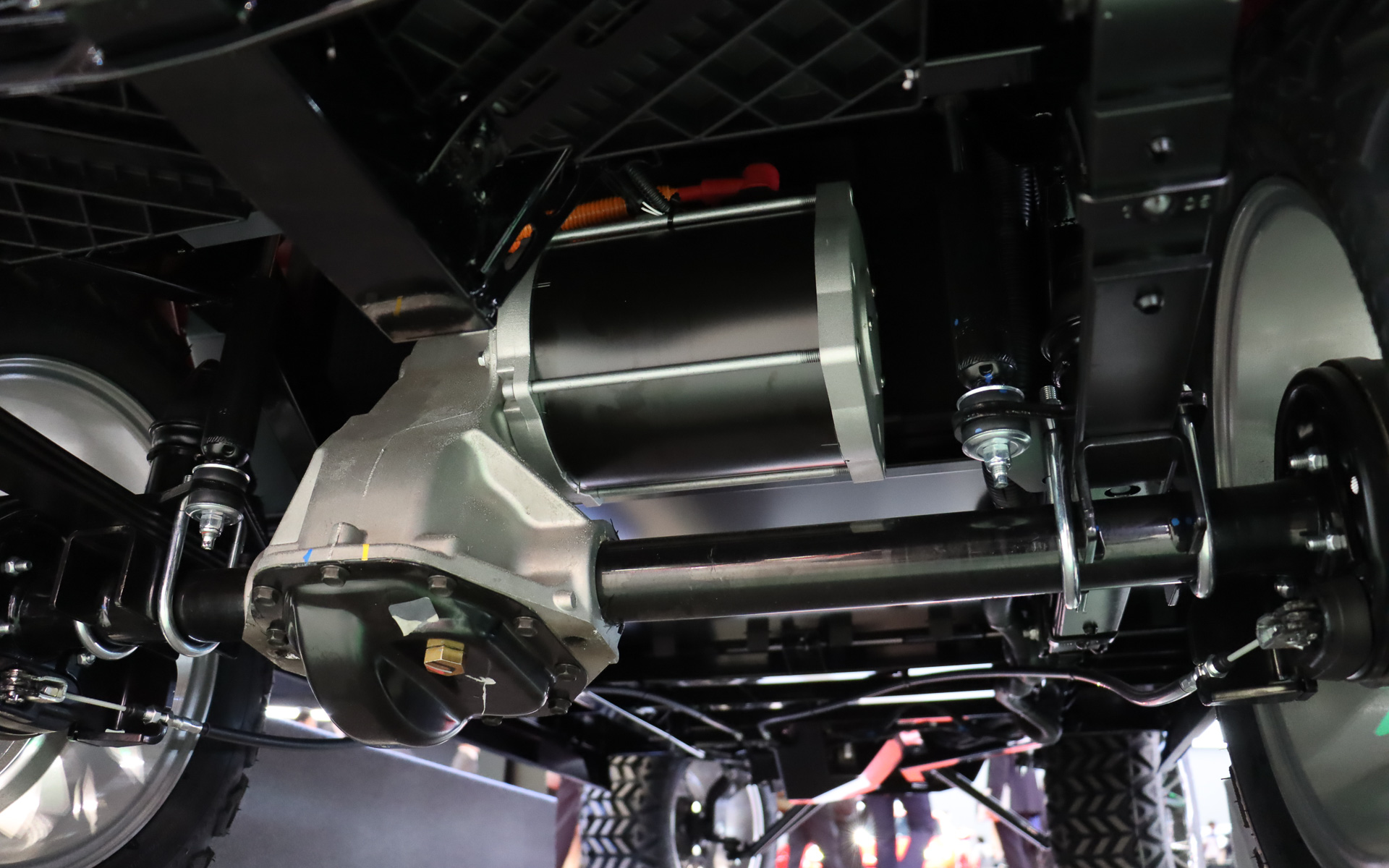 定格出力4.0kW、最大出力10.7kWを発生するインダクションモーターによって後輪を駆動