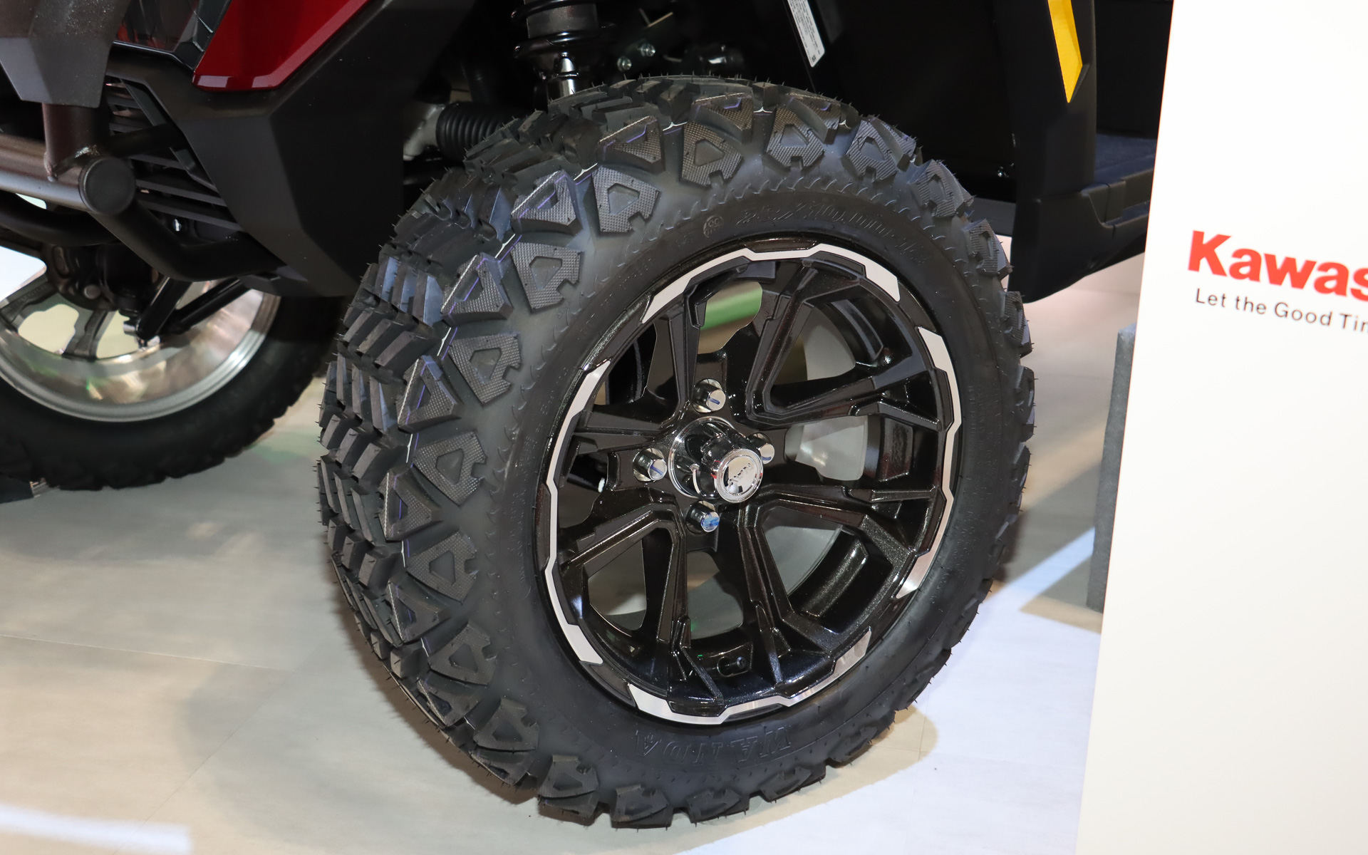 タイヤサイズは前後23×10.00-14。後輪にドラムブレーキを装備する