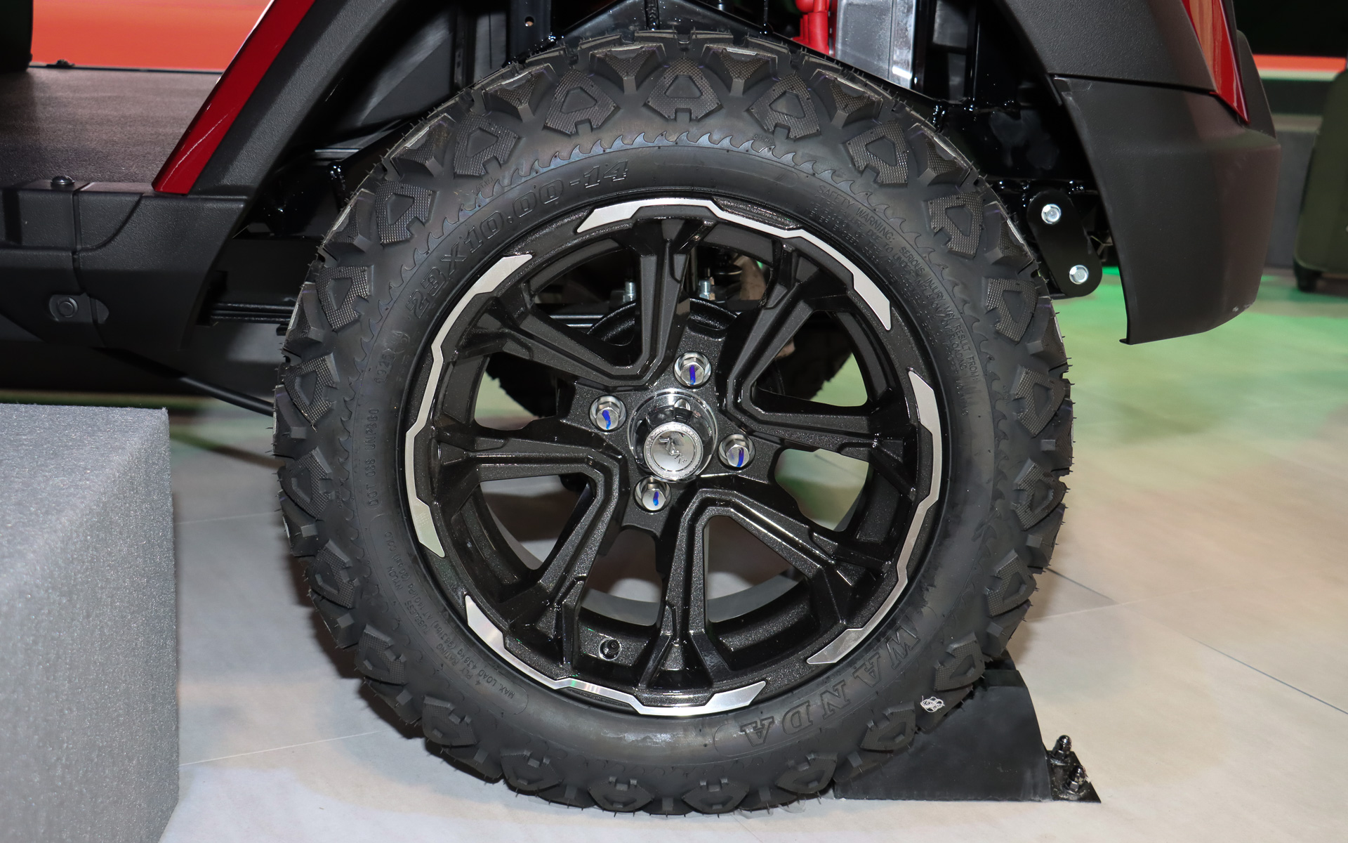 タイヤサイズは前後23×10.00-14。後輪にドラムブレーキを装備する