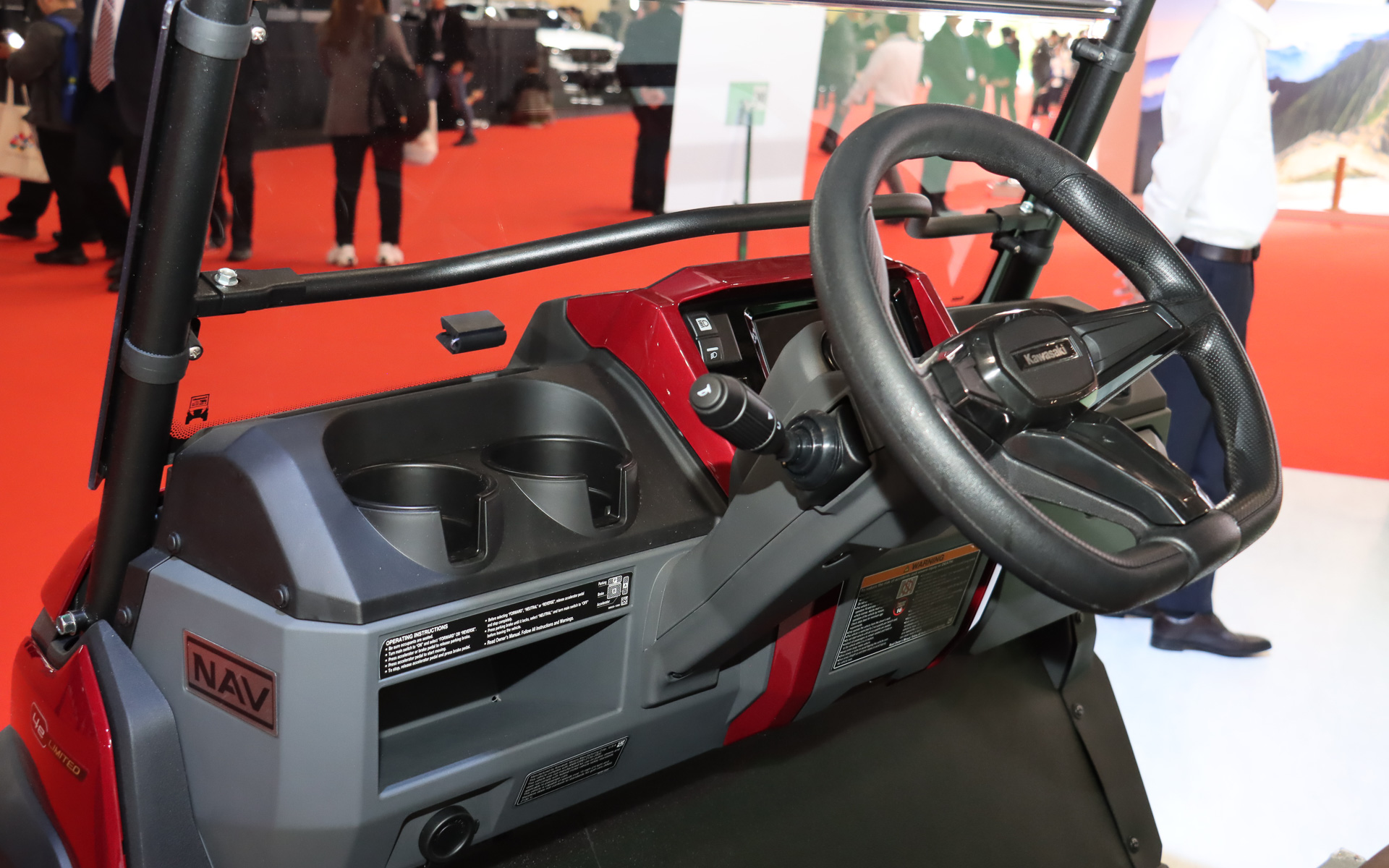 インパネ中央に1.5インチTFTカラー液晶インストゥルメントパネルを設置