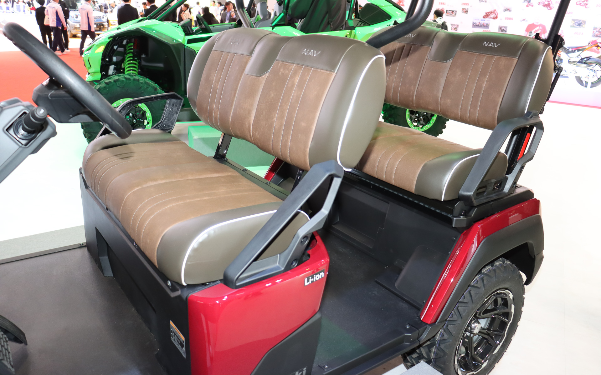 厚みをもたせてクッション性を確保したベンチシートを採用する