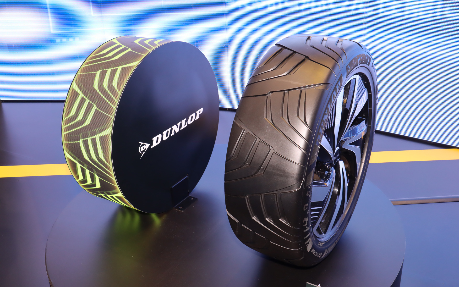 ダンロップブースで展示されている次世代タイヤの未来像を示す「次世代モビリティタイヤ」