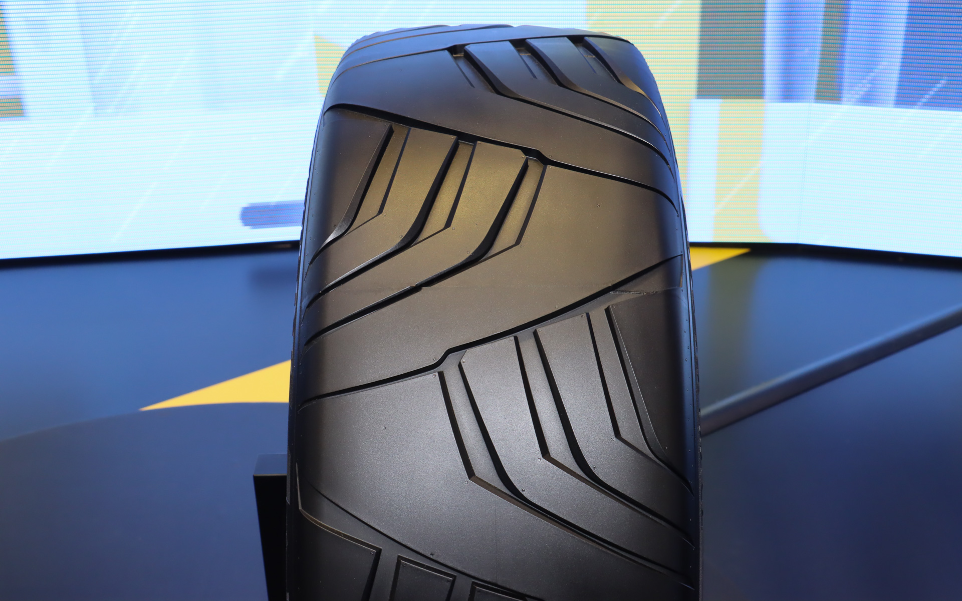 次世代モビリティタイヤのトレッドパターン。あくまでイメージとのこと