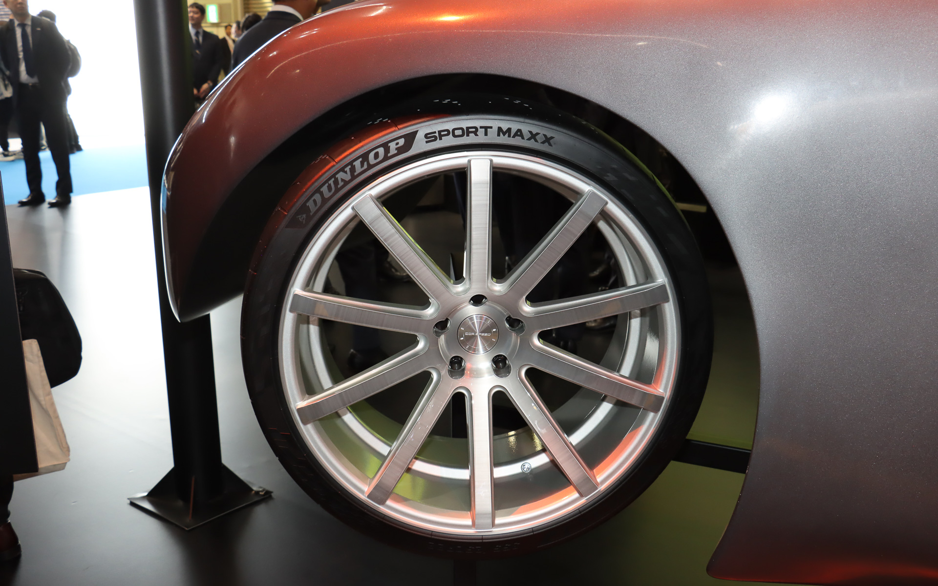 「プレミアムスポーツタイヤ」（コンセプト）