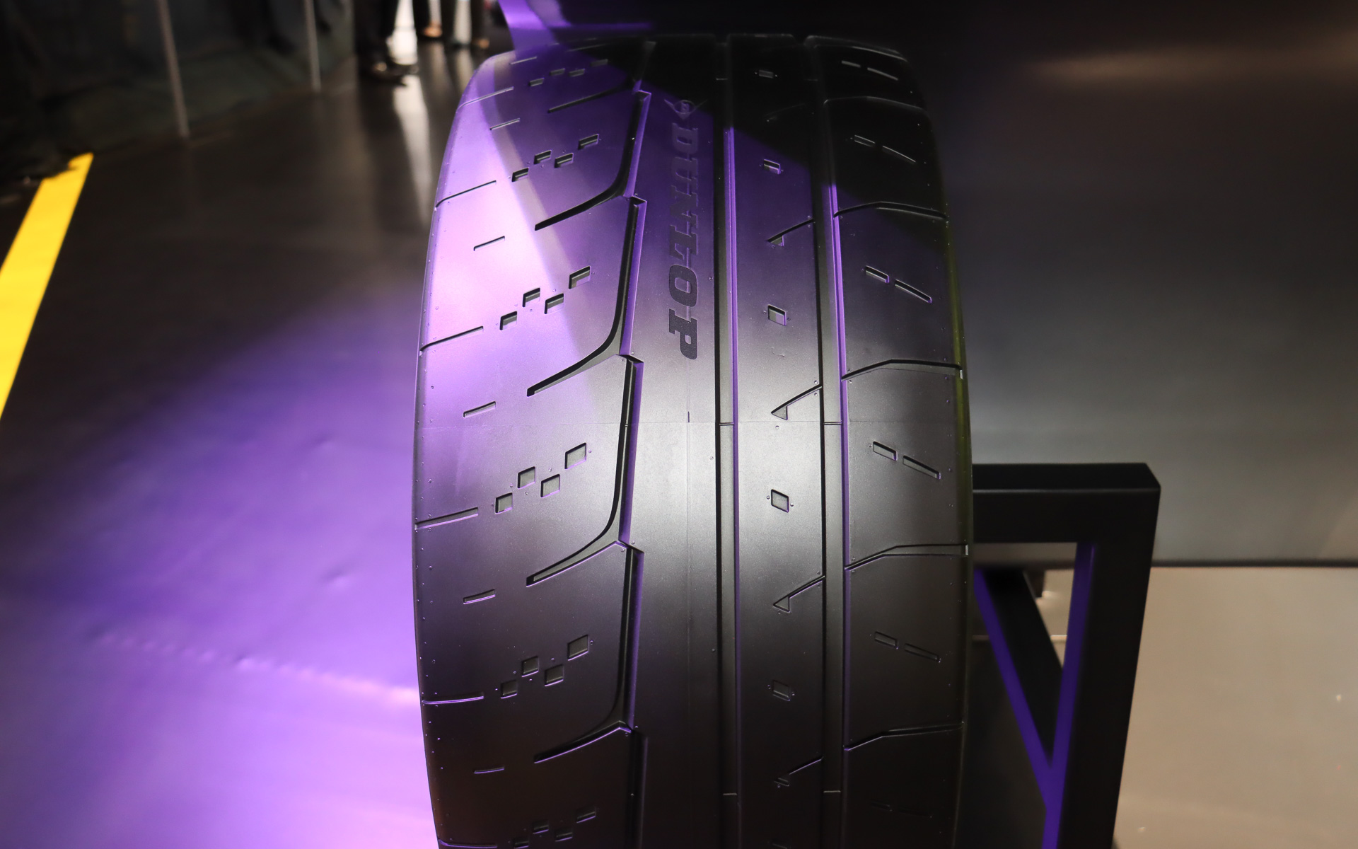 プレミアムスポーツタイヤのトレッドパターン