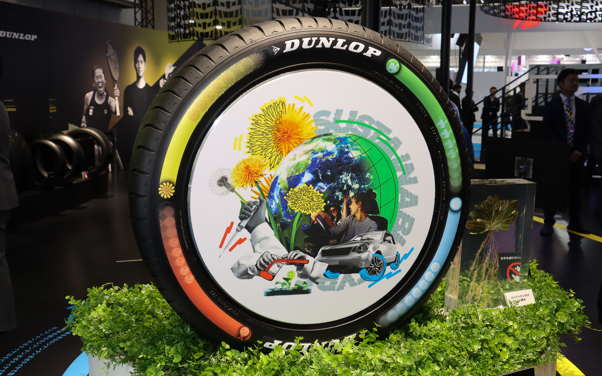 サイドウォールでは「ロシアンタンポポ」の収穫からバイオテクノロジーによる原材料抽出、タイヤへの加工、実際の使用といった一連の工程を示している