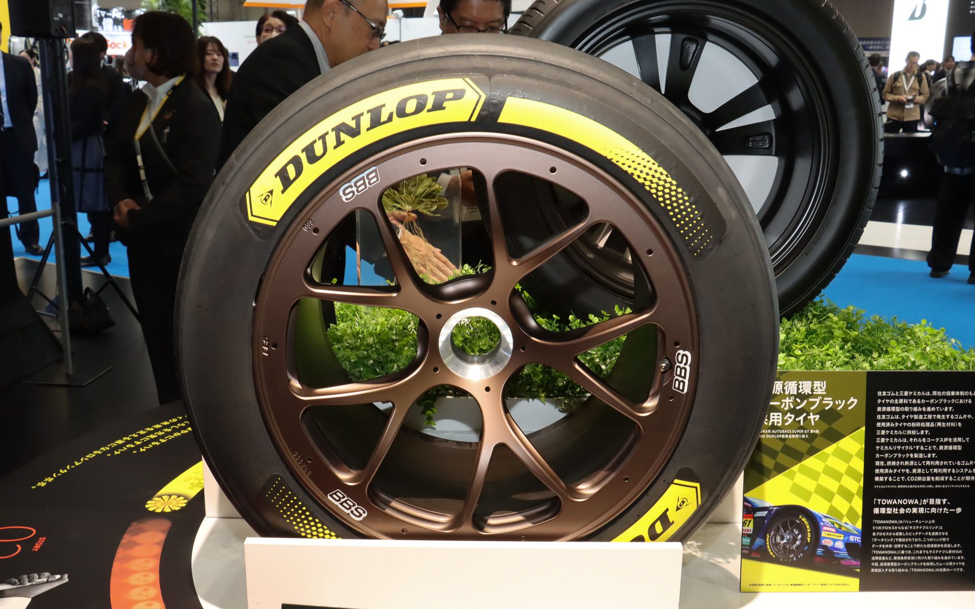 レース用タイヤなのでサイドウォールにサイズ表記などは施されていない