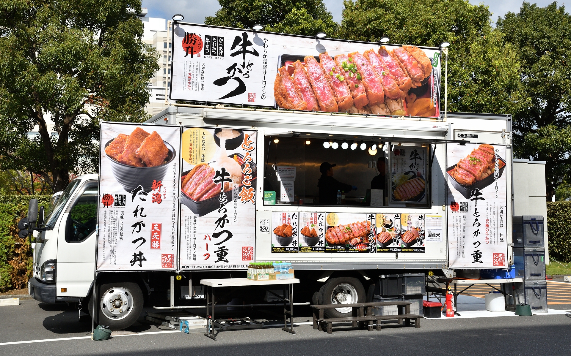 「柔らか霜降りサーロインの牛とろかつ」を提供する「勝升KACHIMASU」