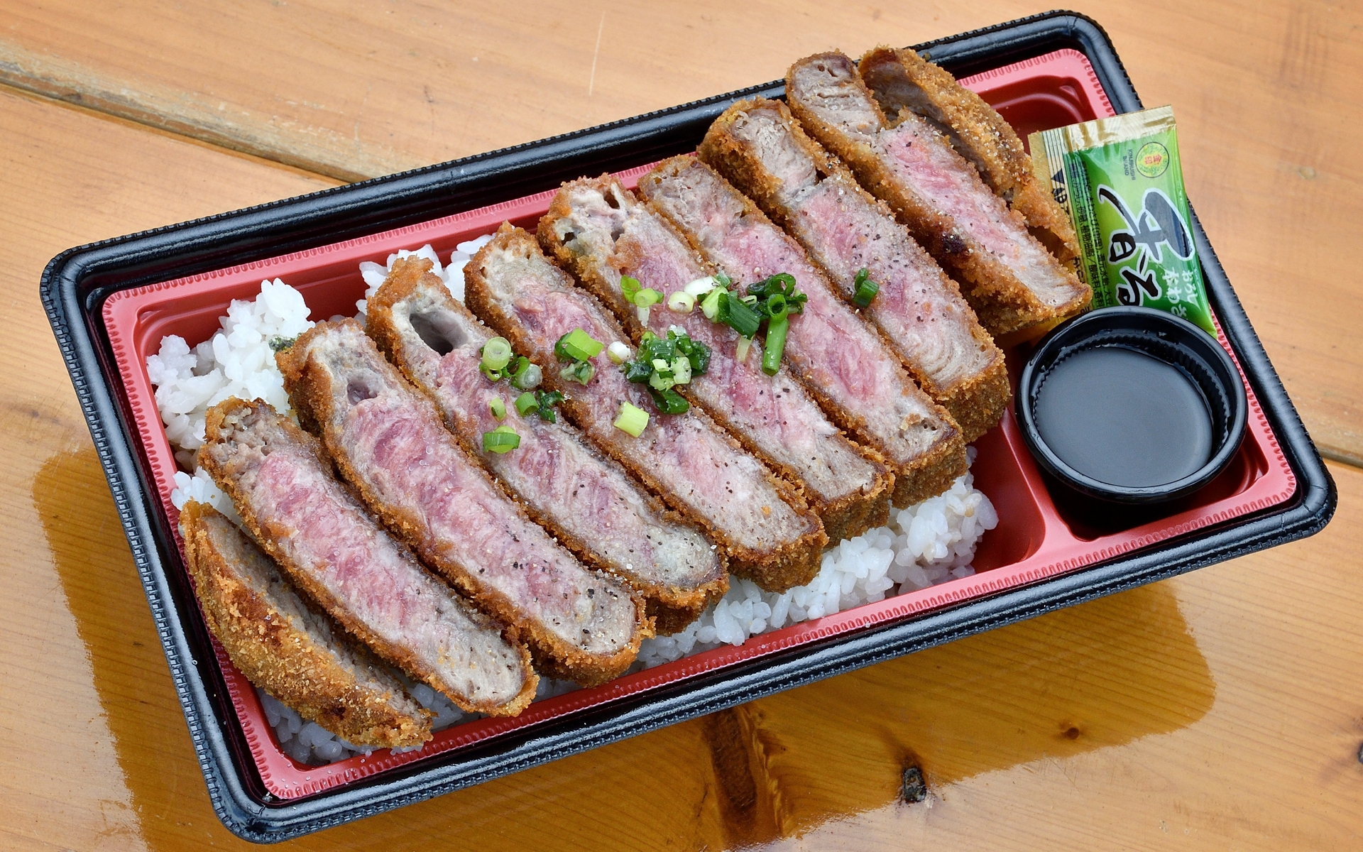 「柔らか霜降りサーロインの牛とろかつ重」1800円。ハーフは1100円