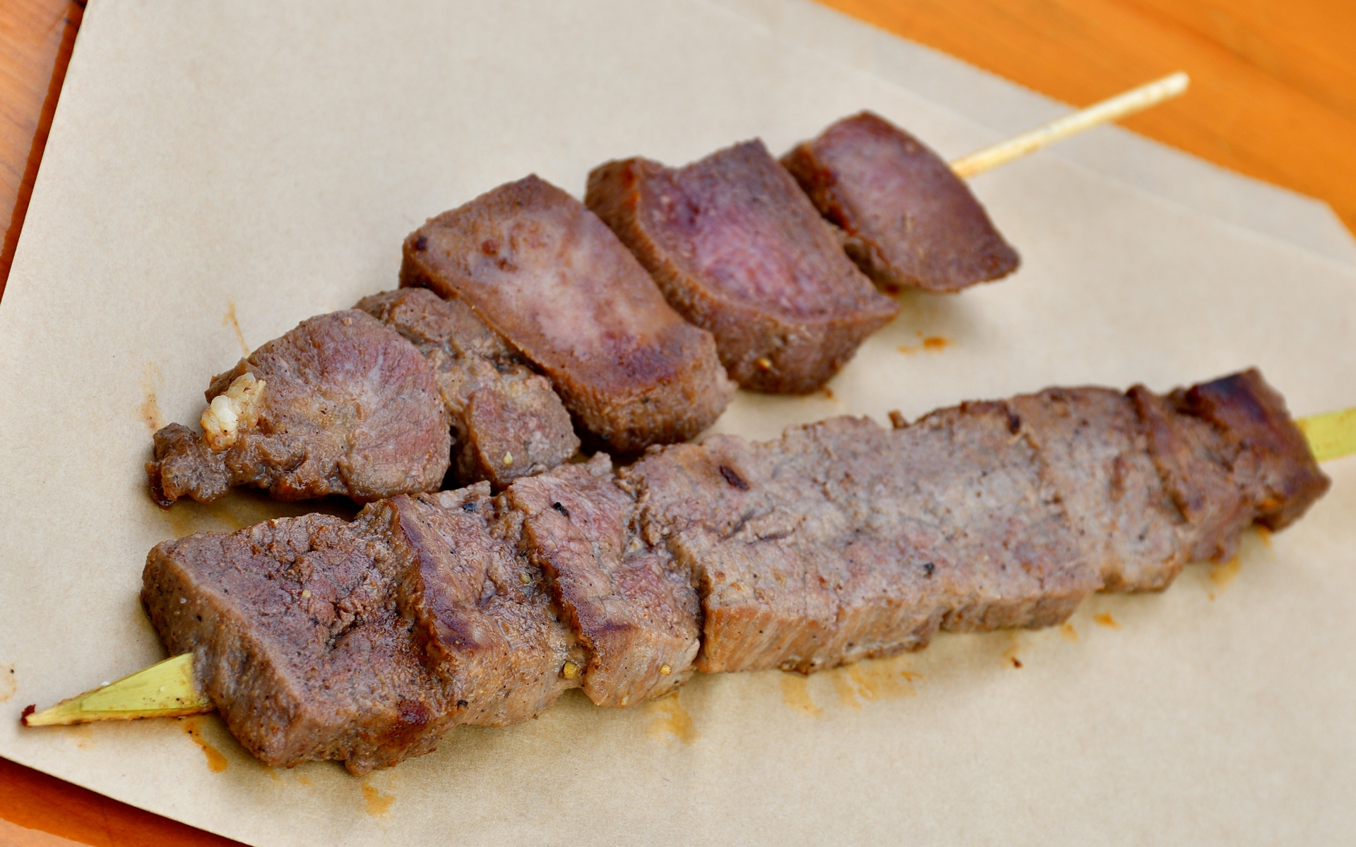 手前が「黒毛和牛牛串」（大）1200円。奥が「厚切り牛タン串」（中）1000円