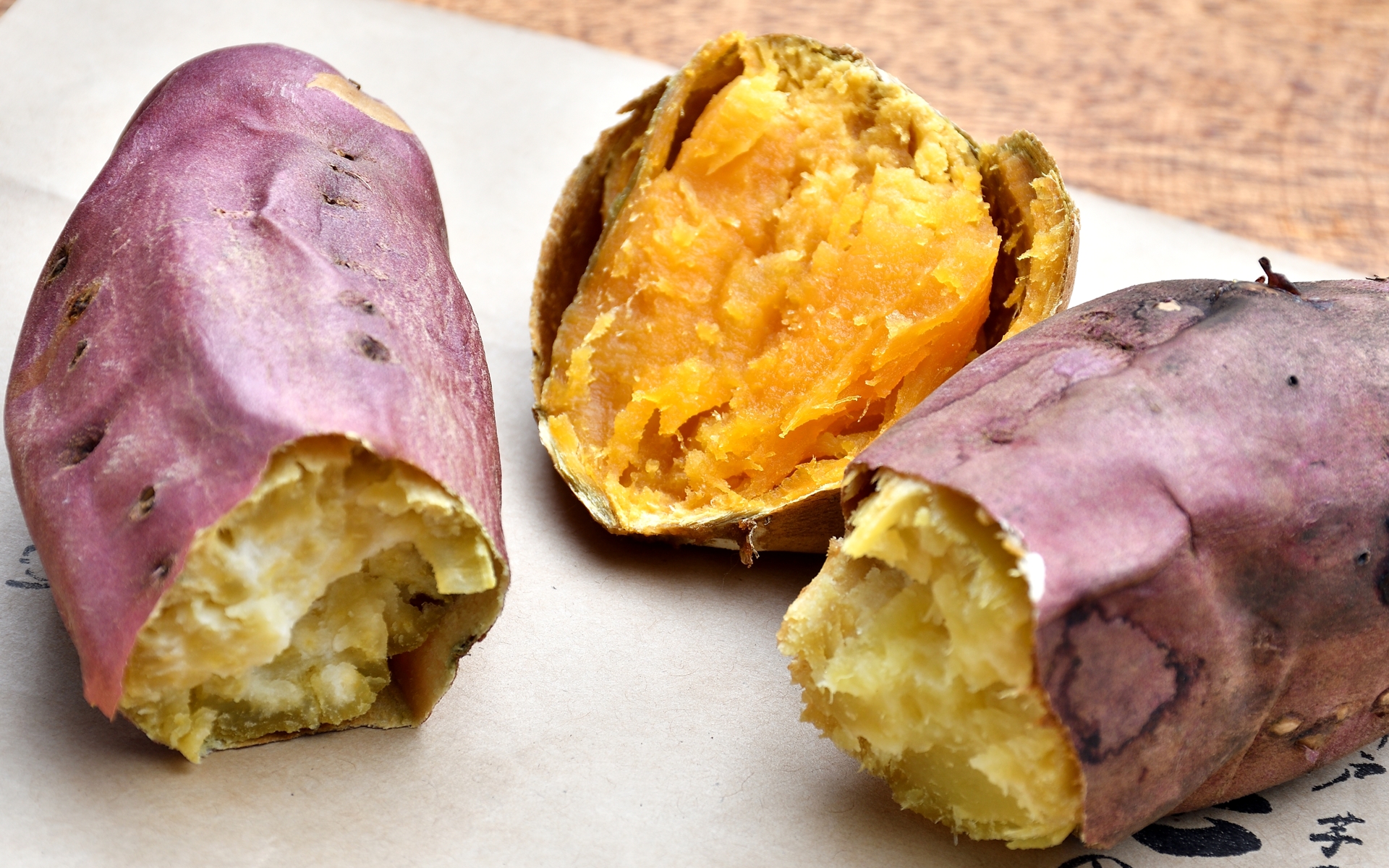 「安納紅」「蜜はるか」「里浦ゴールド」のどれにしようか迷ったら、3種類を食べ比べできるセットをお試しあれ。それぞれまったく個性の違う焼き芋を楽しめる。食べ比べセットは2000円