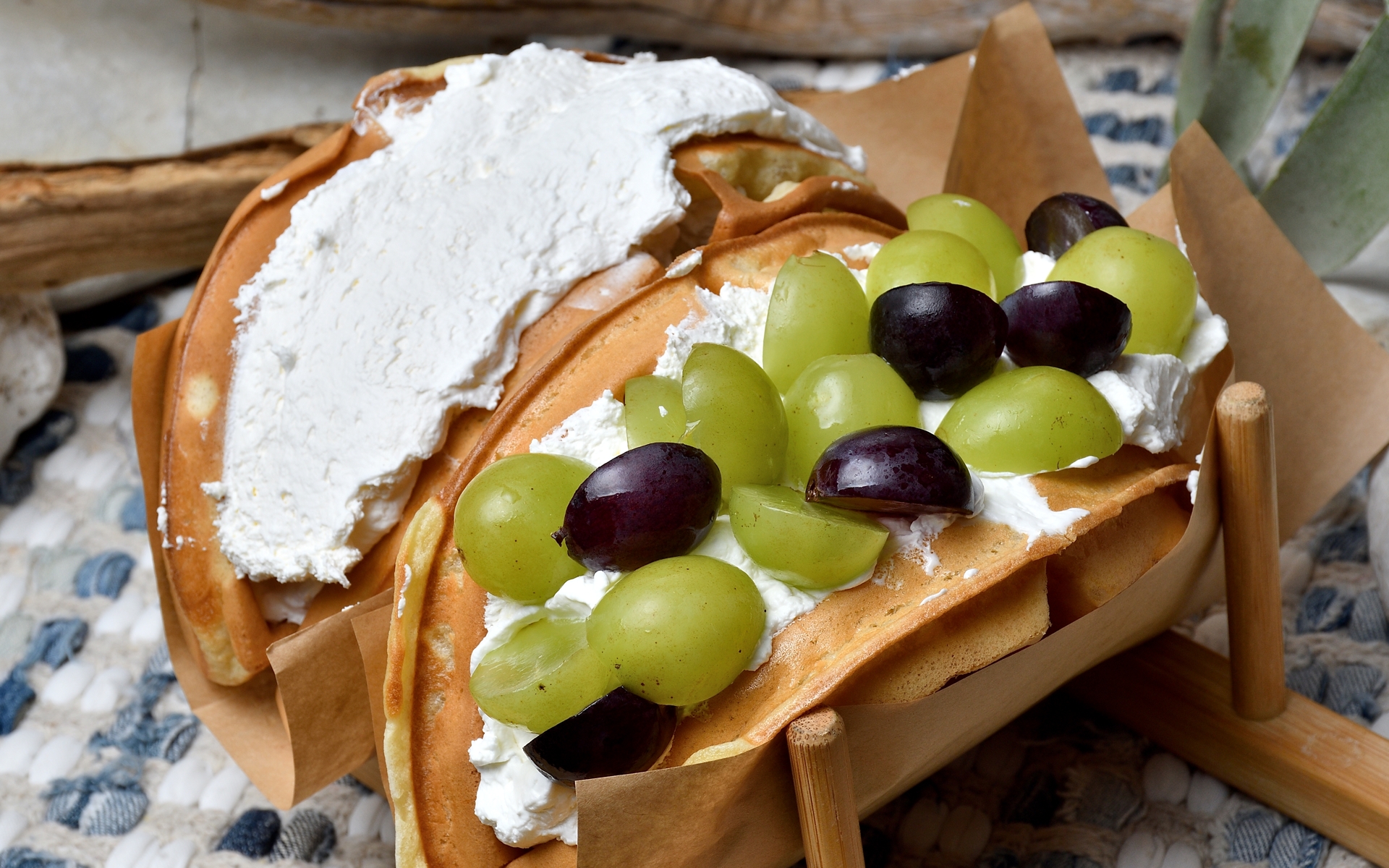 ホイッフル（レギュラー）900円、シャインマスカットグレープ（レギュラー）1200円。それぞれハーフサイズにもできる