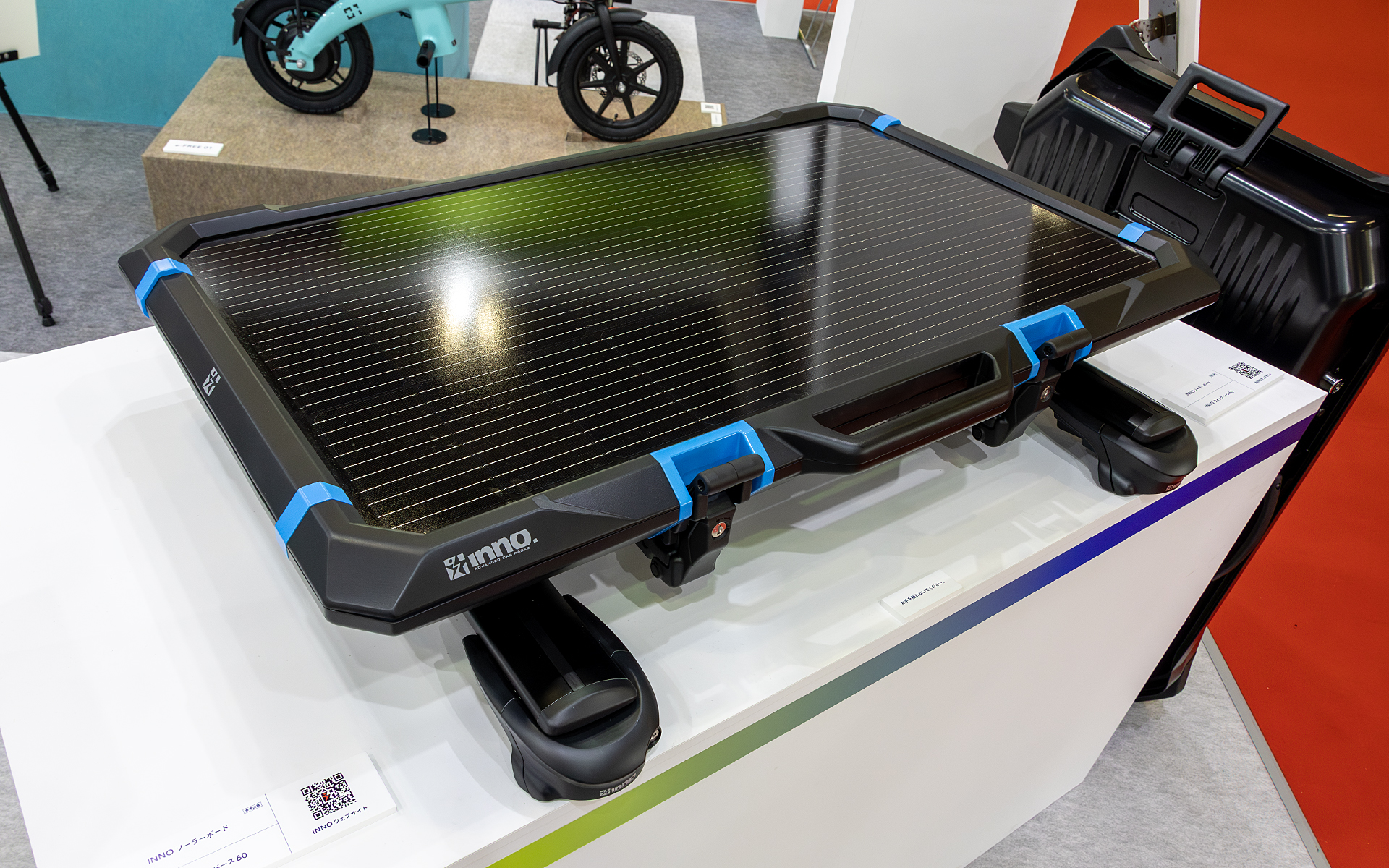 カーメイトブースで展示されるルーフボックス形状のポータブルバッテリ「INNOソーラーボード」