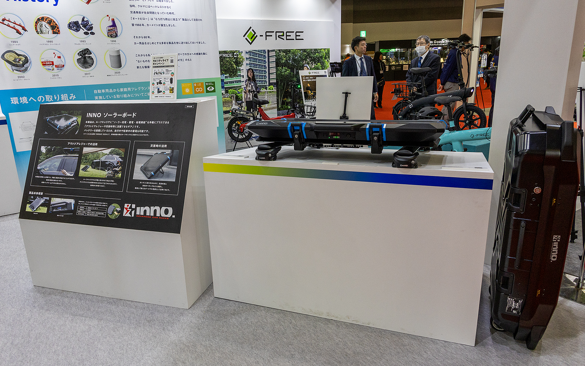 通路側の目立つところに展示されている参考出品の「INNOソーラーボード」