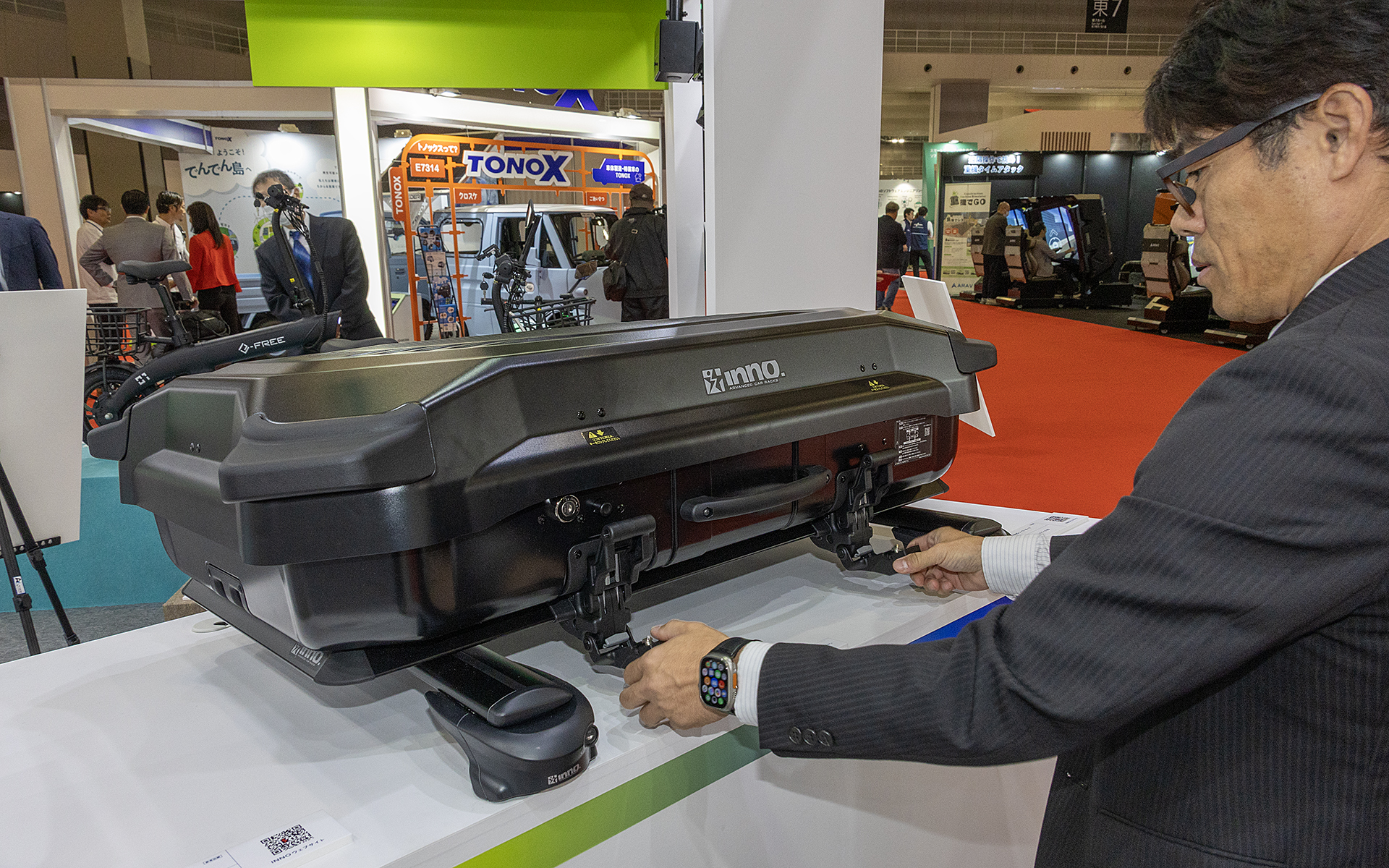 ギアキャリー100はワンタッチで着脱できる機能を持つルーフボックス。写真の製品の容量は160L