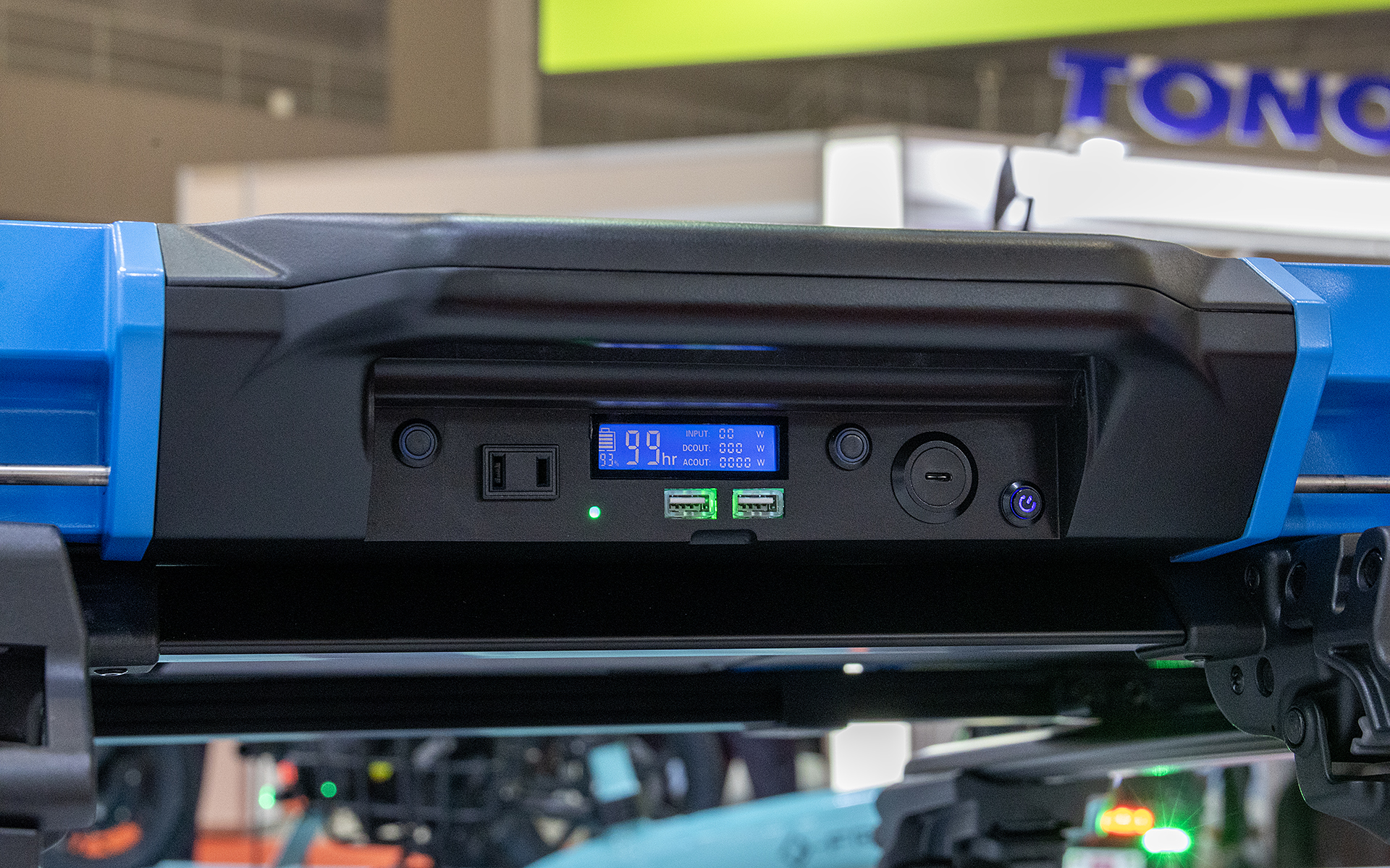 ルーフに積んだ状態で給電や状態の確認ができるパネルも完備