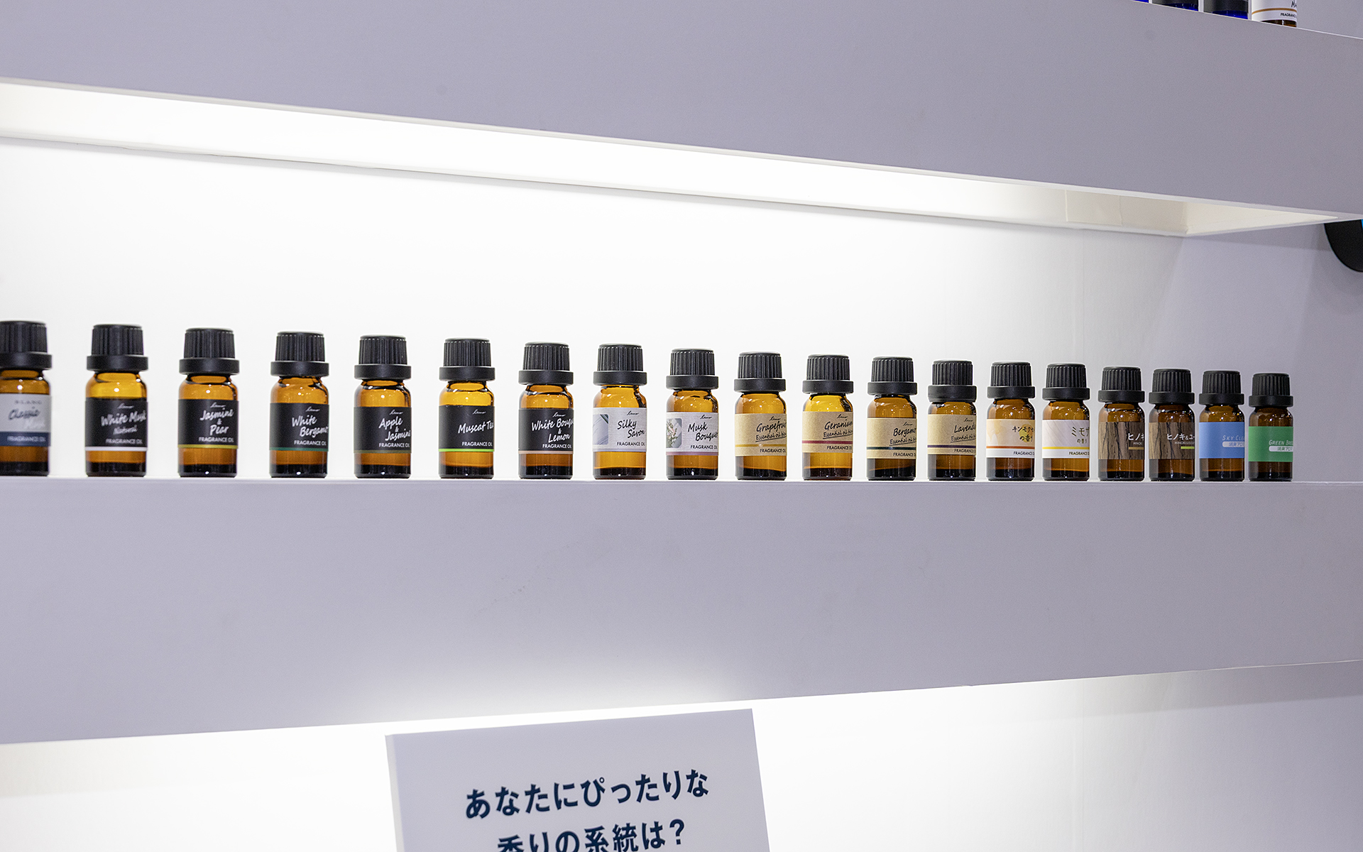 カーメイトは15種類以上の車内用フレグランスを用意している