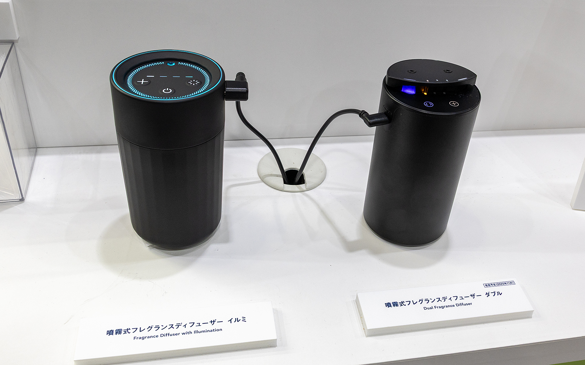 噴霧式フレグランスディフューザー イルミ（左）と、2025年11月発売予定の噴霧式フレグランスディフューザー ダブル（右）の展示