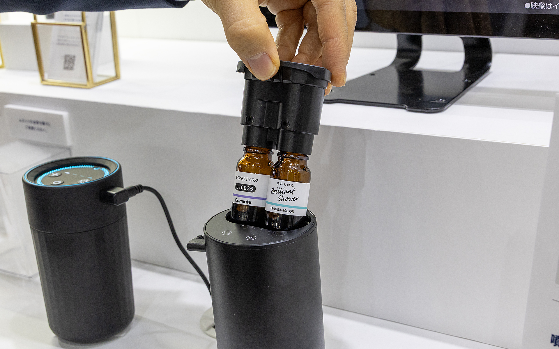 ダブルはその名の通り、内部に2種類の芳香剤を入れられ、気分に合わせて香りを切り替えられる