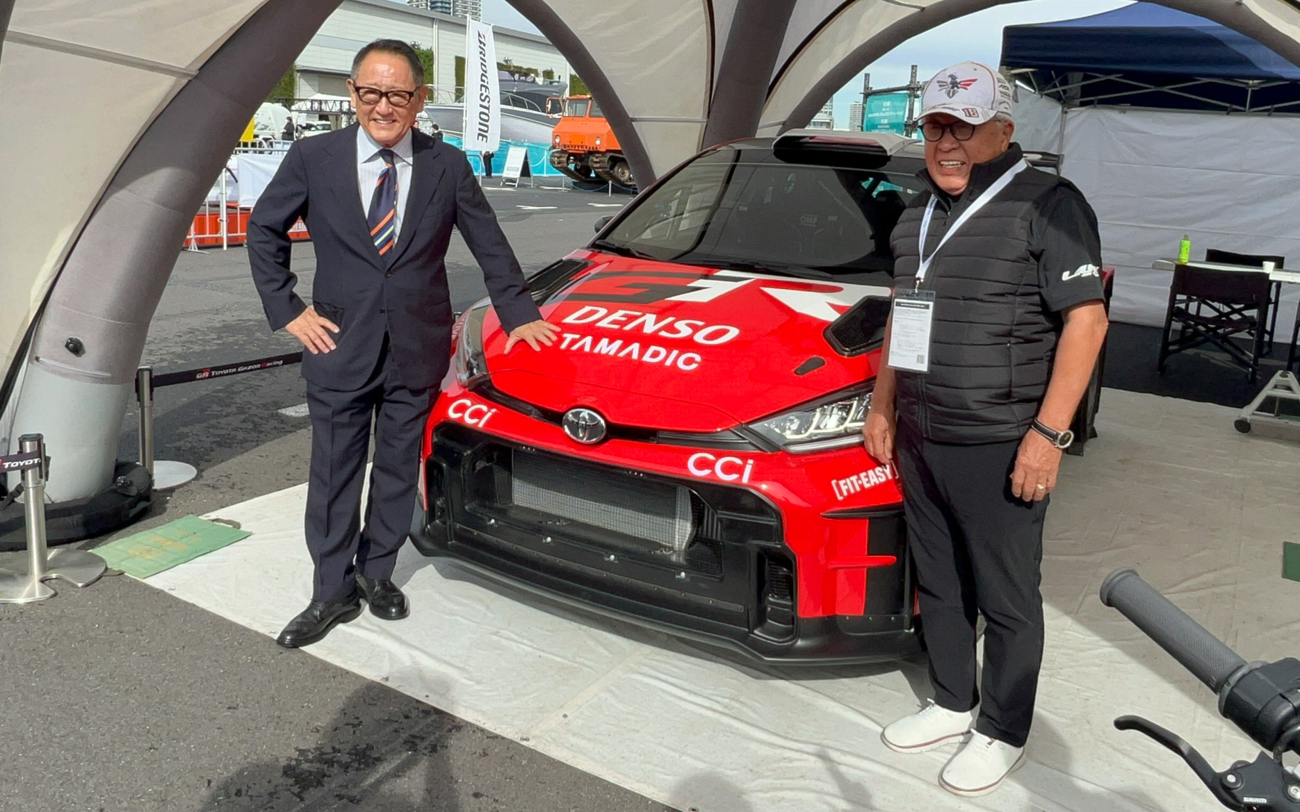 デモラン前の豊田章男氏（左）と、勝田照夫さん（右）。この場で同乗によるデモランが決まった模様