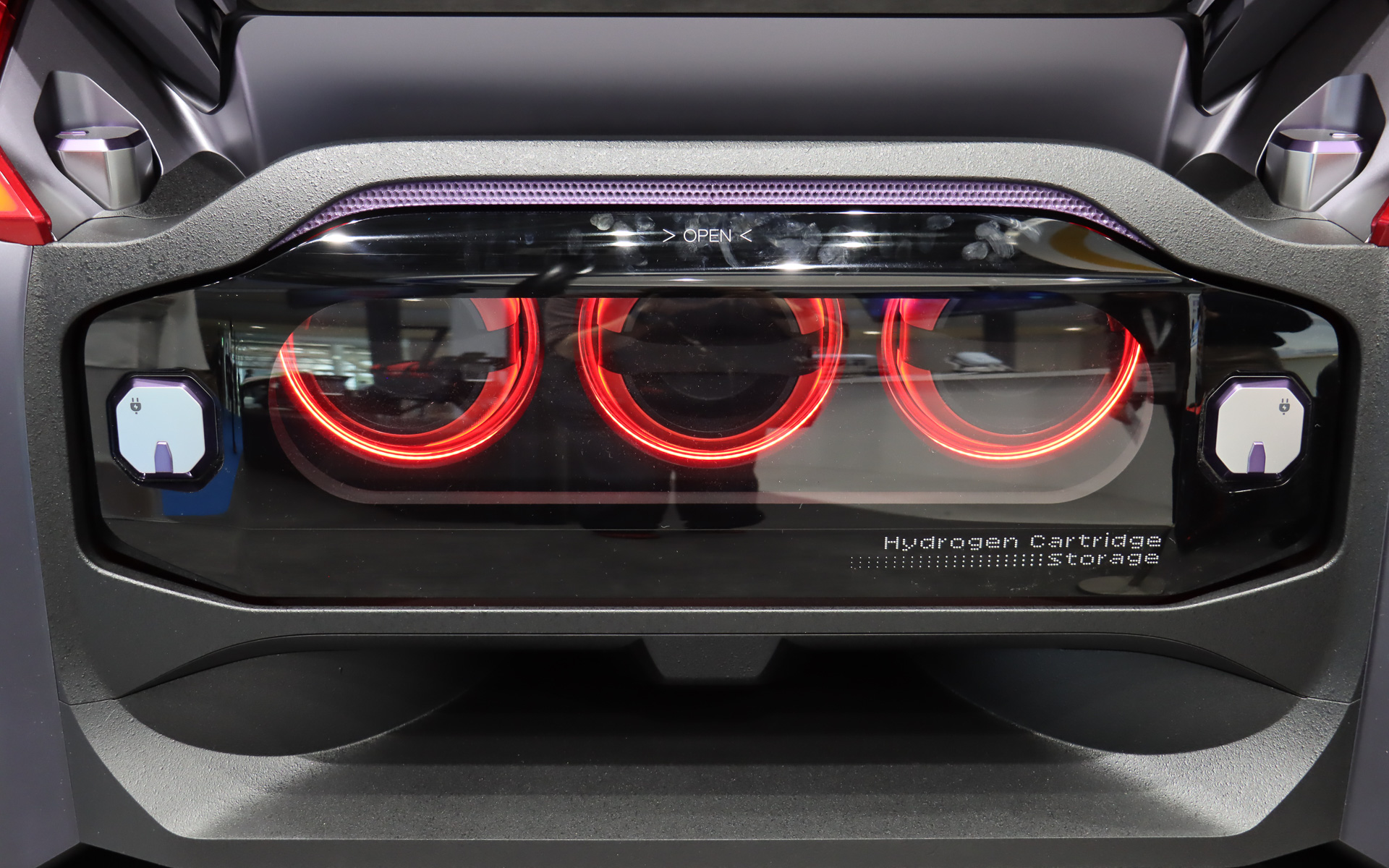 ブース内では定期的にポータブル水素カートリッジの脱着デモを実施している