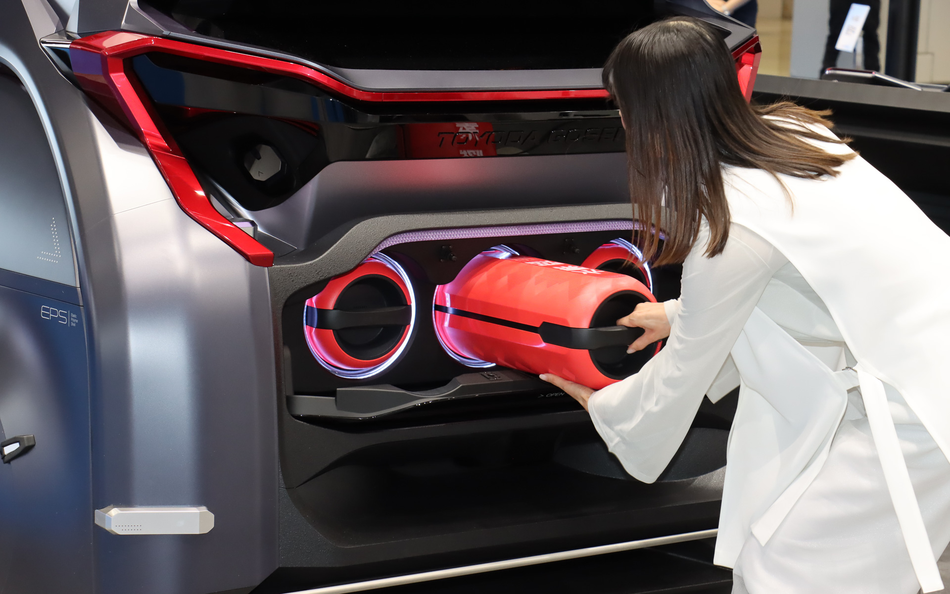 ブース内では定期的にポータブル水素カートリッジの脱着デモを実施している