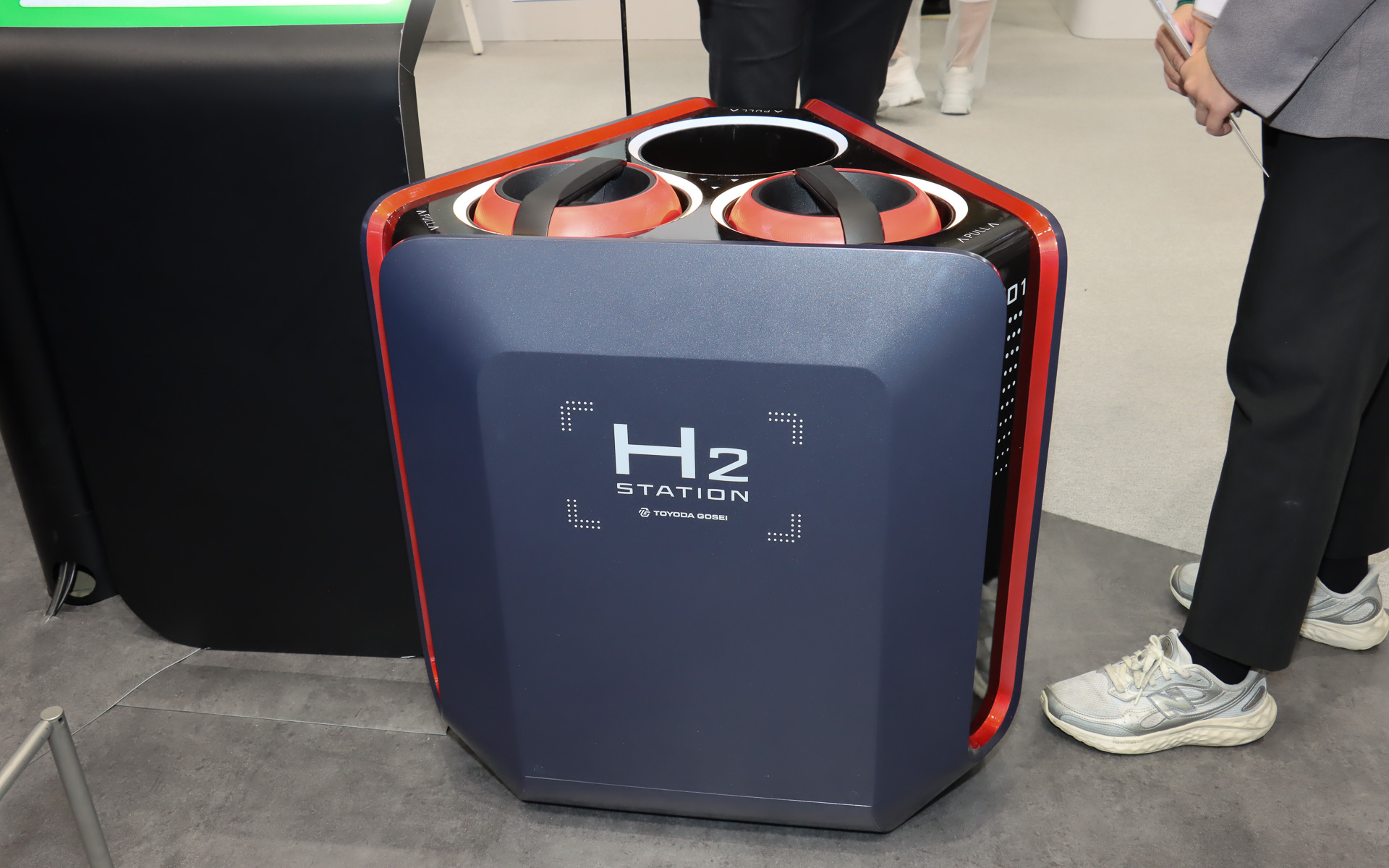 FLESBY HY-CONCEPTと並んでポータブル水素カートリッジを実際に持ち上げて重量を体感できる実物もされており、70MPaの高圧水素を閉じ込めるカートリッジは非常に強固な構造となっており、重量も8.5kgとなかなかに重い