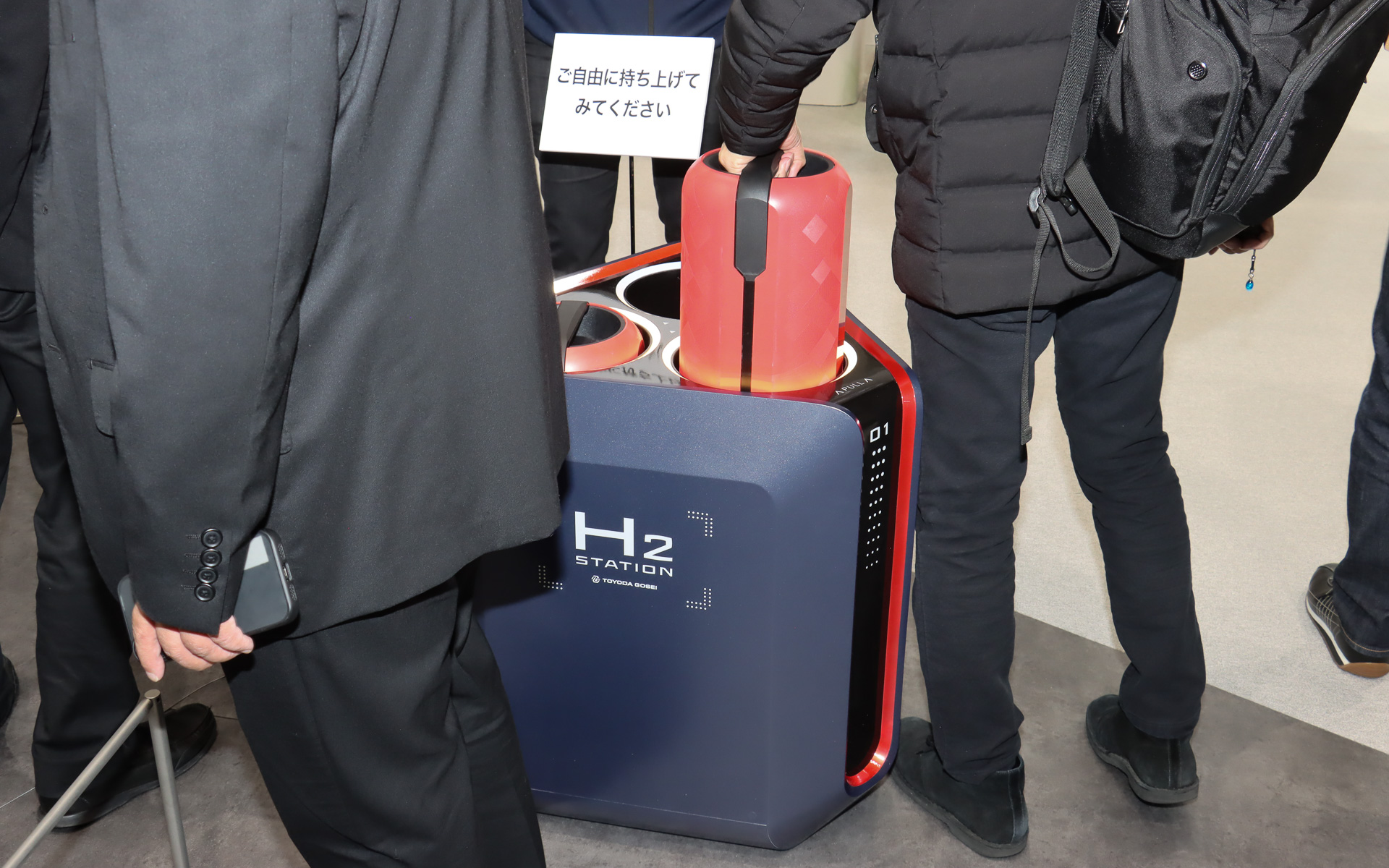 FLESBY HY-CONCEPTと並んでポータブル水素カートリッジを実際に持ち上げて重量を体感できる実物もされており、70MPaの高圧水素を閉じ込めるカートリッジは非常に強固な構造となっており、重量も8.5kgとなかなかに重い