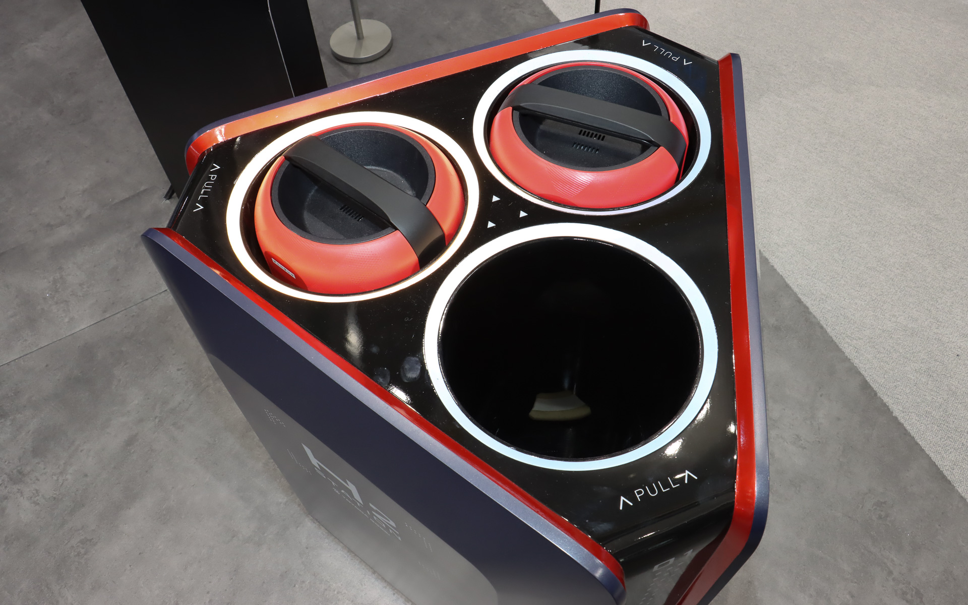 「H2 STATION」は、現状はポータブル水素カートリッジを立てておくスタンドの役目しか持っていないが、将来的にはこのような小型の充填機をコンビニなどの要所に配置して、モバイルバッテリのレンタルサービスのように利用してもらうことをイメージしている