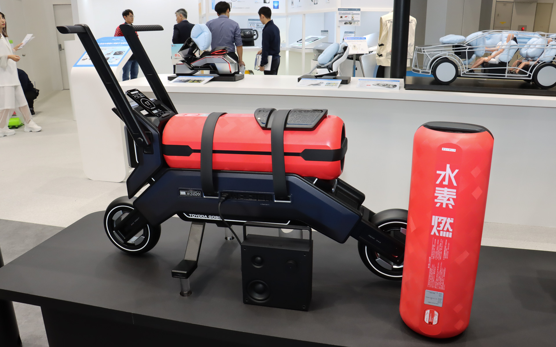 「水素スクーター」（コンセプトモデル）