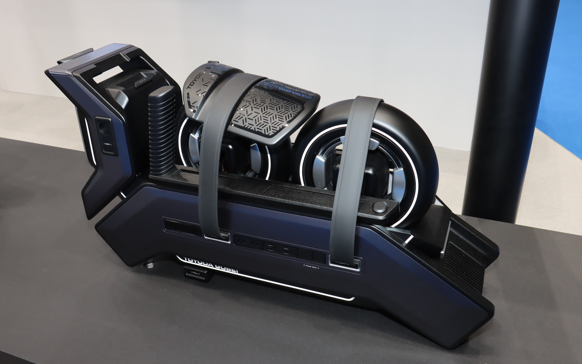 ポータブル水素カートリッジを外して折りたたむとコンパクトにまとまる