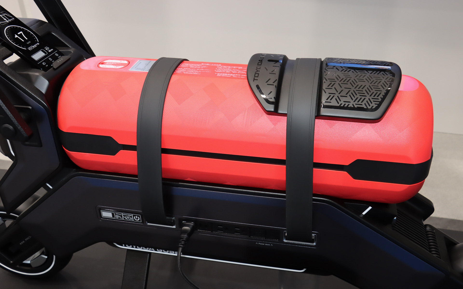 強固な構造のポータブル水素カートリッジをシートとして利用する