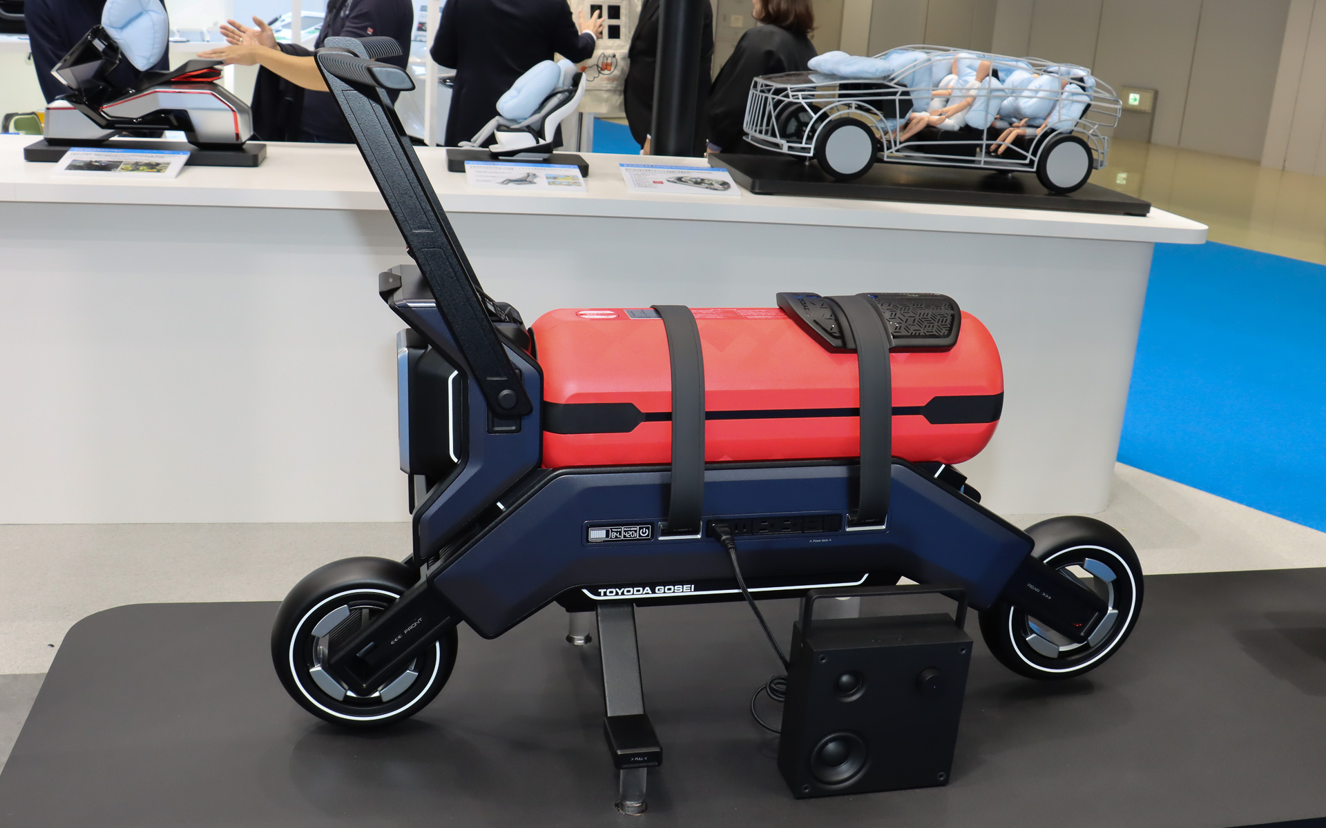 本体側面にコンセントなども設定。非常用電源としての利用も想定する