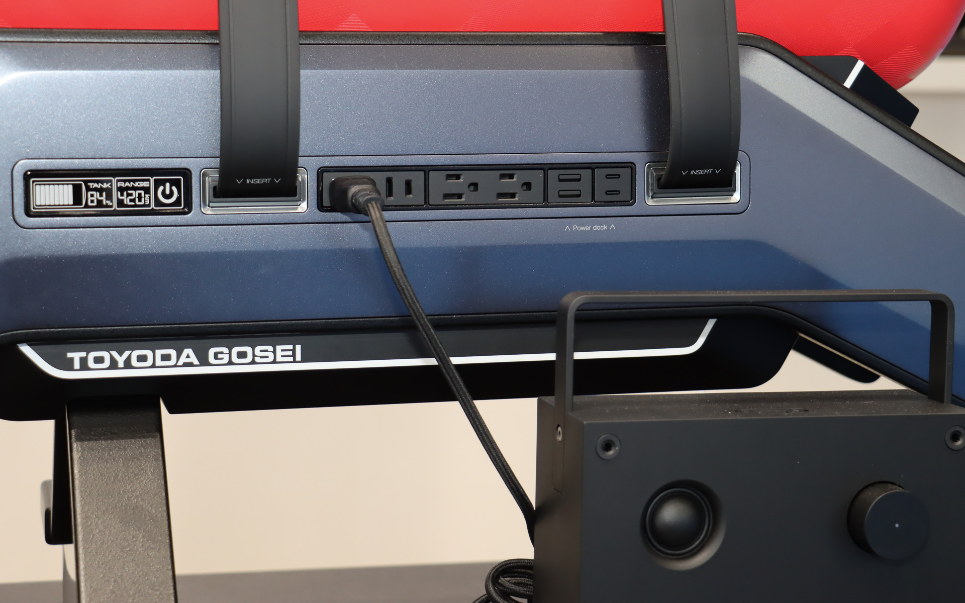 本体側面にコンセントなども設定。非常用電源としての利用も想定する