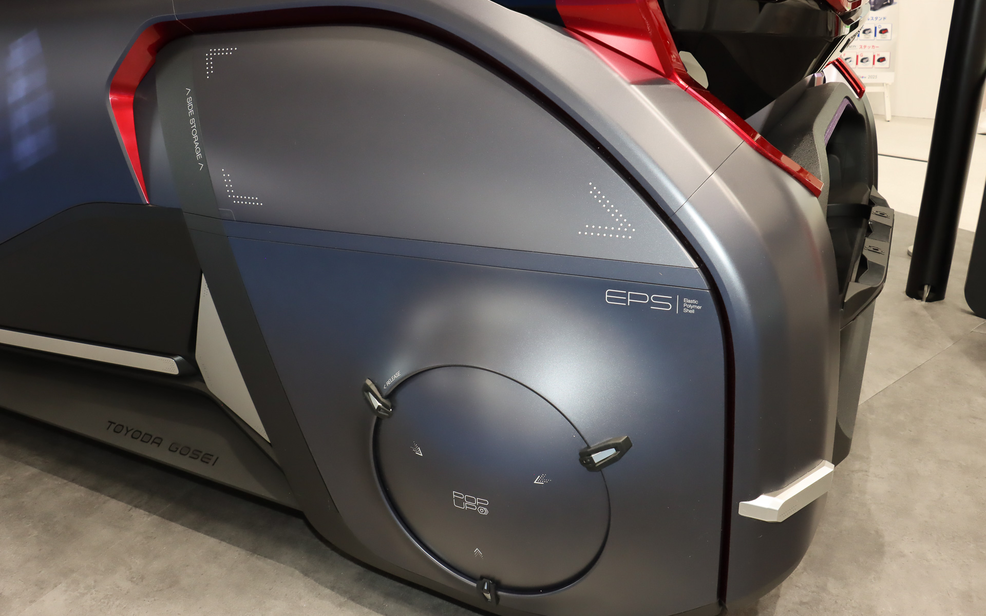 FLESBY HY-CONCEPTのリアタイヤ上にある「サイドストレージ」に水素スクーターを格納できる設計にもなっている