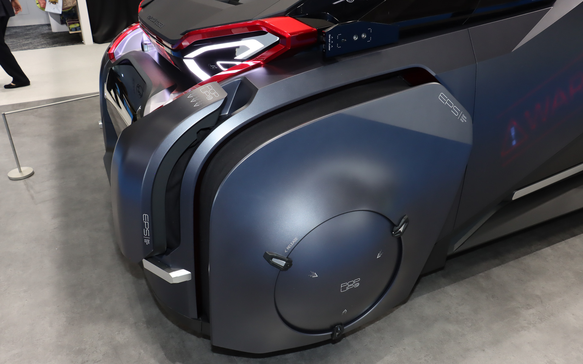 フロントフェンダーとフロントタイヤカバーに可動機構を備える「ポップアップフェンダー」を採用