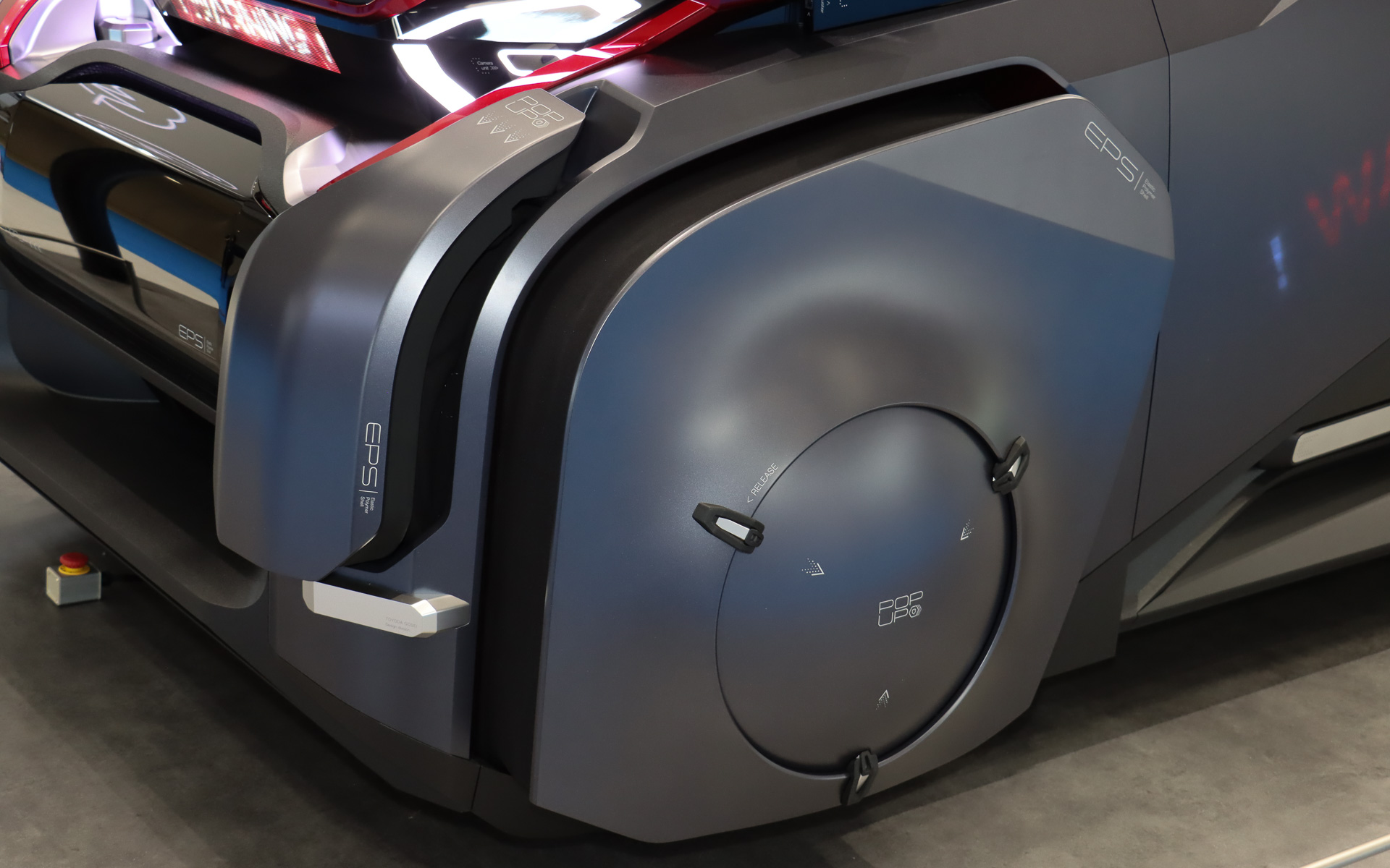 フロントフェンダーとフロントタイヤカバーに可動機構を備える「ポップアップフェンダー」を採用