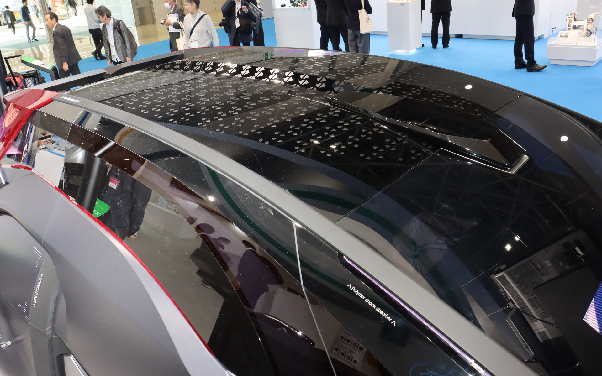 ルーフ上に柔軟性が高い「ペロブスカイト太陽電池」を設置