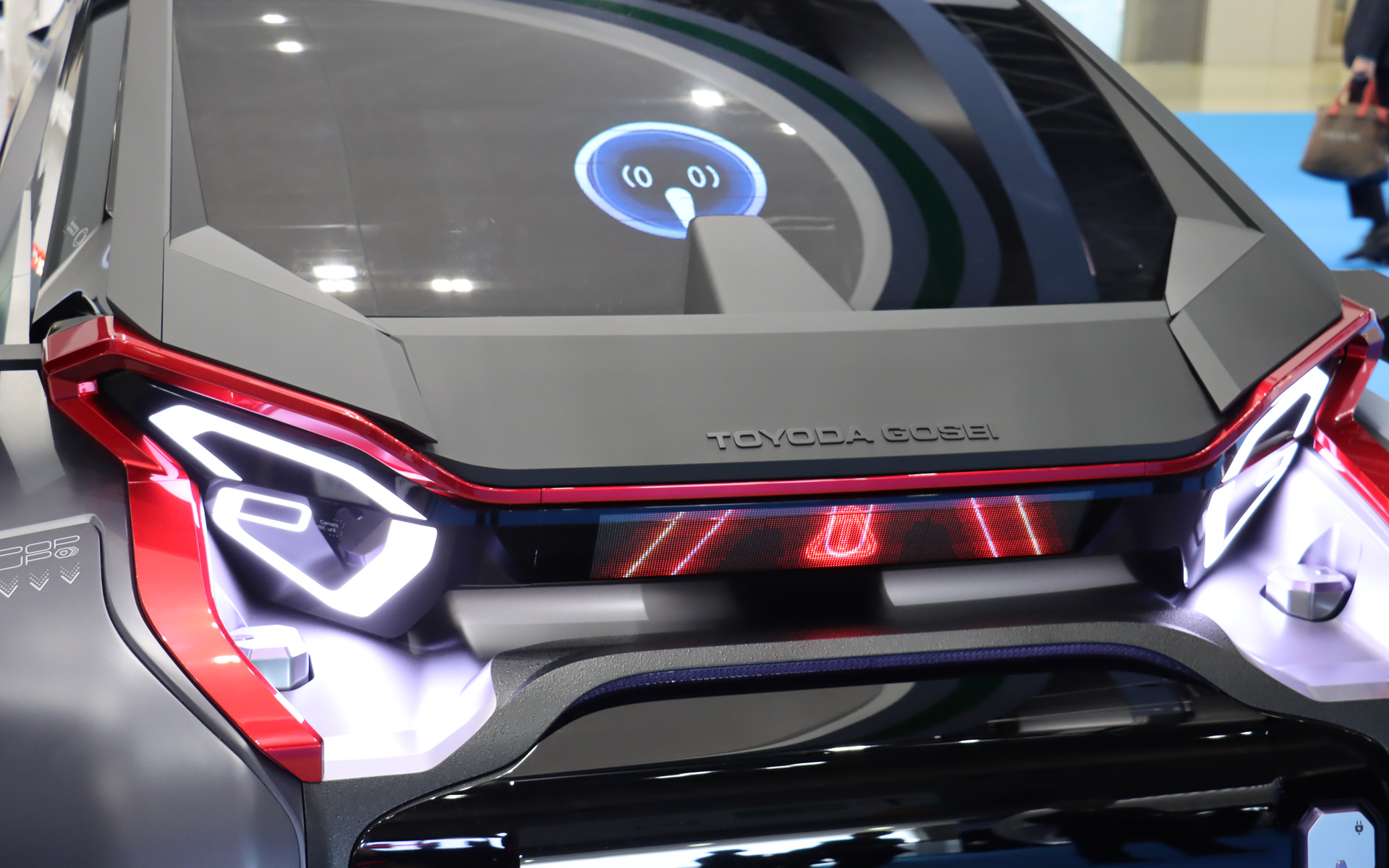 衝突などの危険を検知して、文字やアイコン、警告音などで周囲に通知する「ボディサイネージ機能」