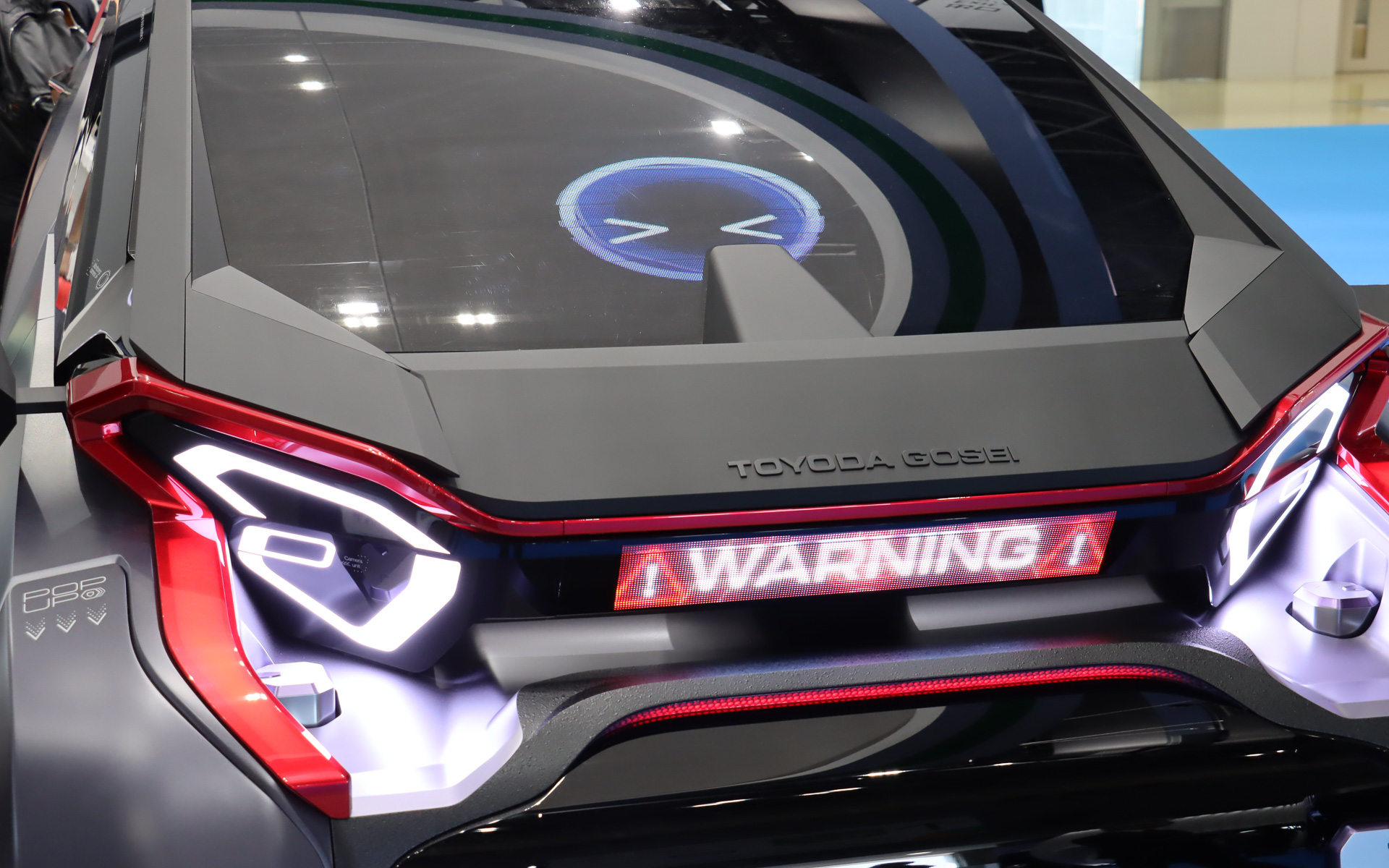 衝突などの危険を検知して、文字やアイコン、警告音などで周囲に通知する「ボディサイネージ機能」