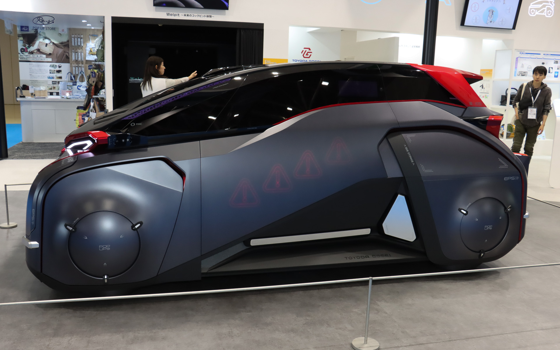 ドアパネルでもアラート表示を実施。合わせてフロント側のポップアップフェンダーも作動している