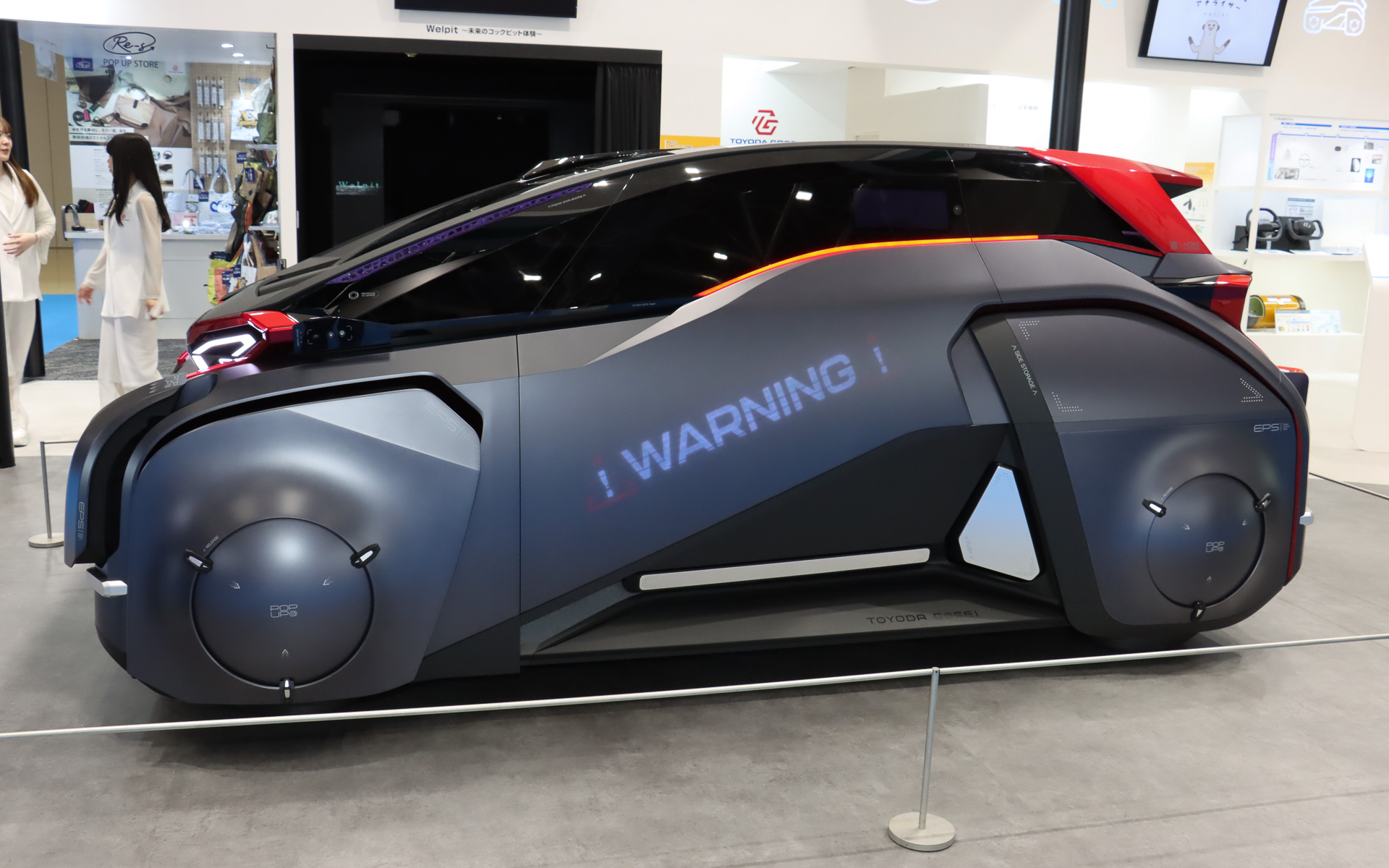 ドアパネルでもアラート表示を実施。合わせてフロント側のポップアップフェンダーも作動している